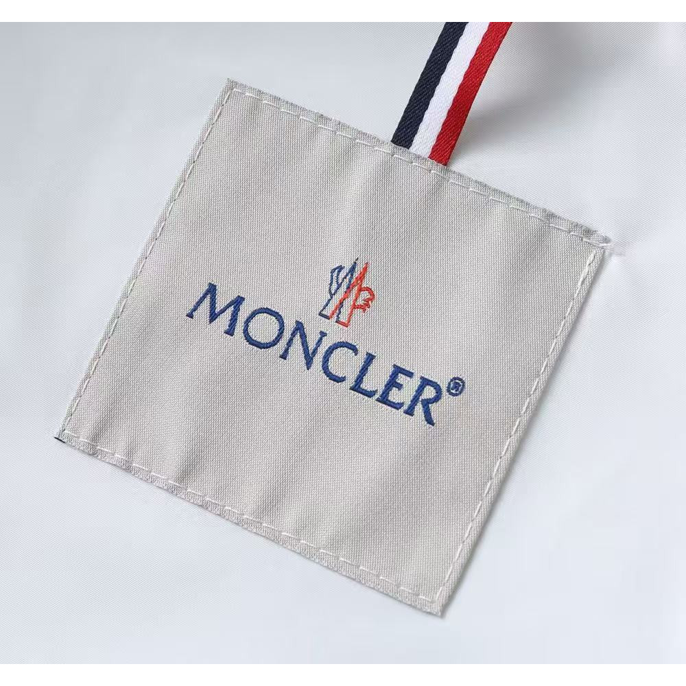 <p>MONCLER&nbsp;男士夹克外套(800857)</p>