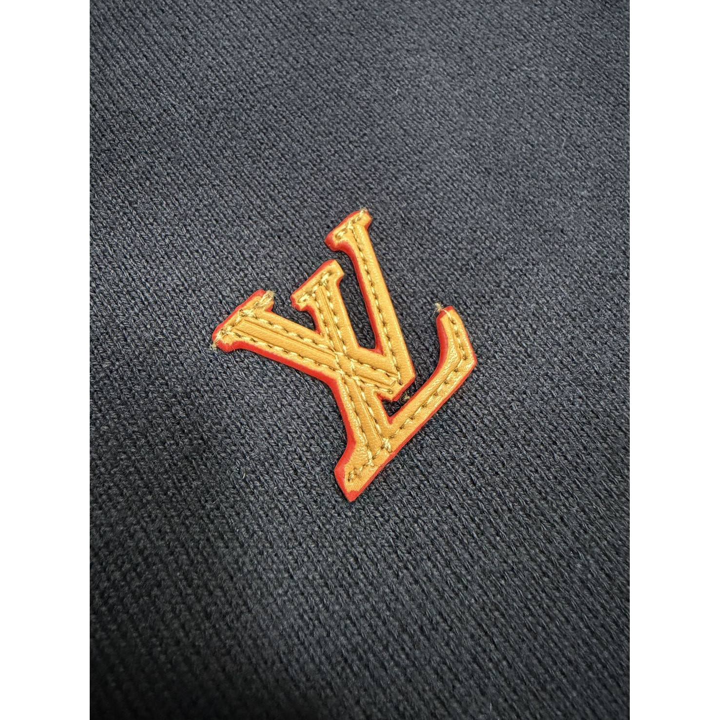 <p>LV 标识拉链连帽外套</p>