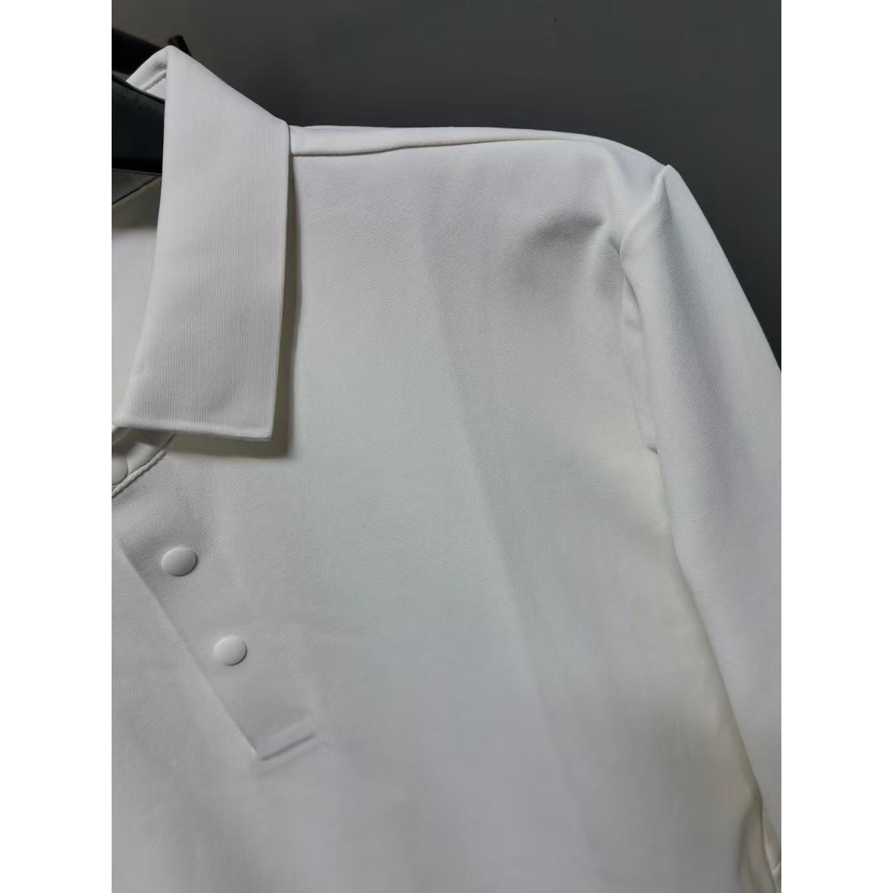 <p>Descente 翻领长袖打底(米白)</p>