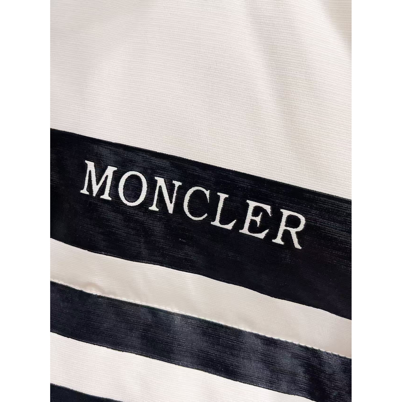 <p>MONCLER 秋冬新款羽绒服(白)</p>