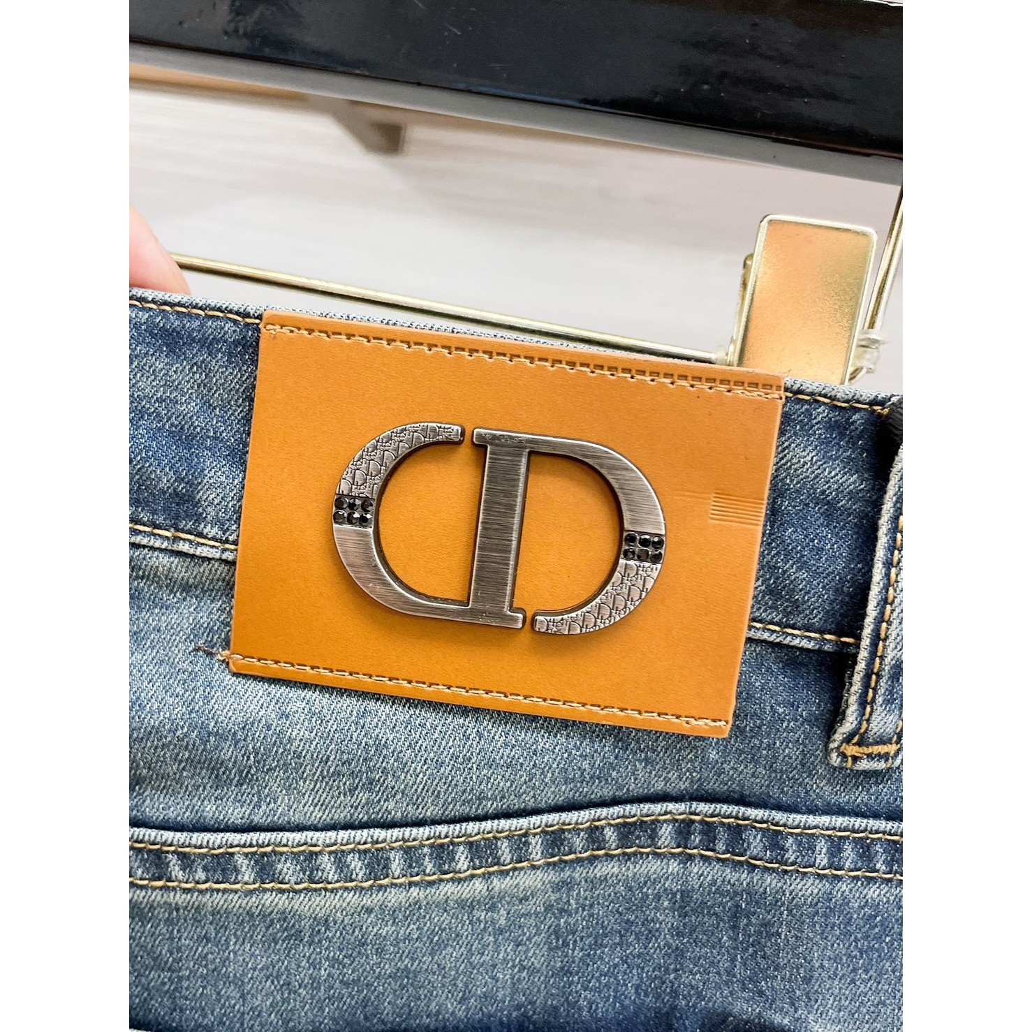 <p>DIOR&nbsp;高端牛仔裤(淺藍)</p>