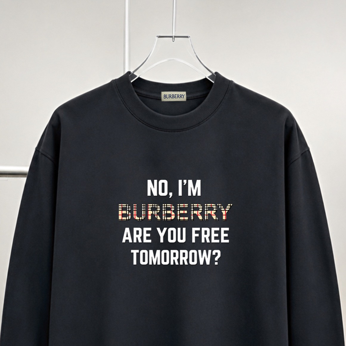 <p>BURBERRY 滴胶立体字母长袖(黑)</p>