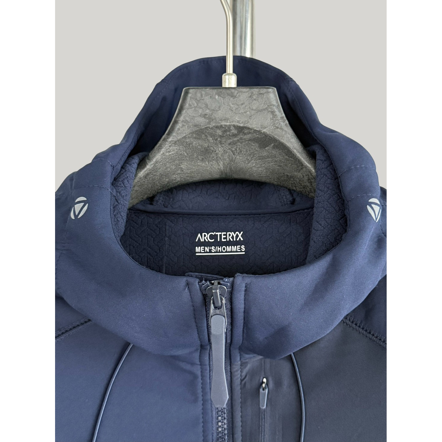 <p>Arc'teryx 软壳加薄绒冲锋衣(藏青)</p>

<p>&nbsp;</p>