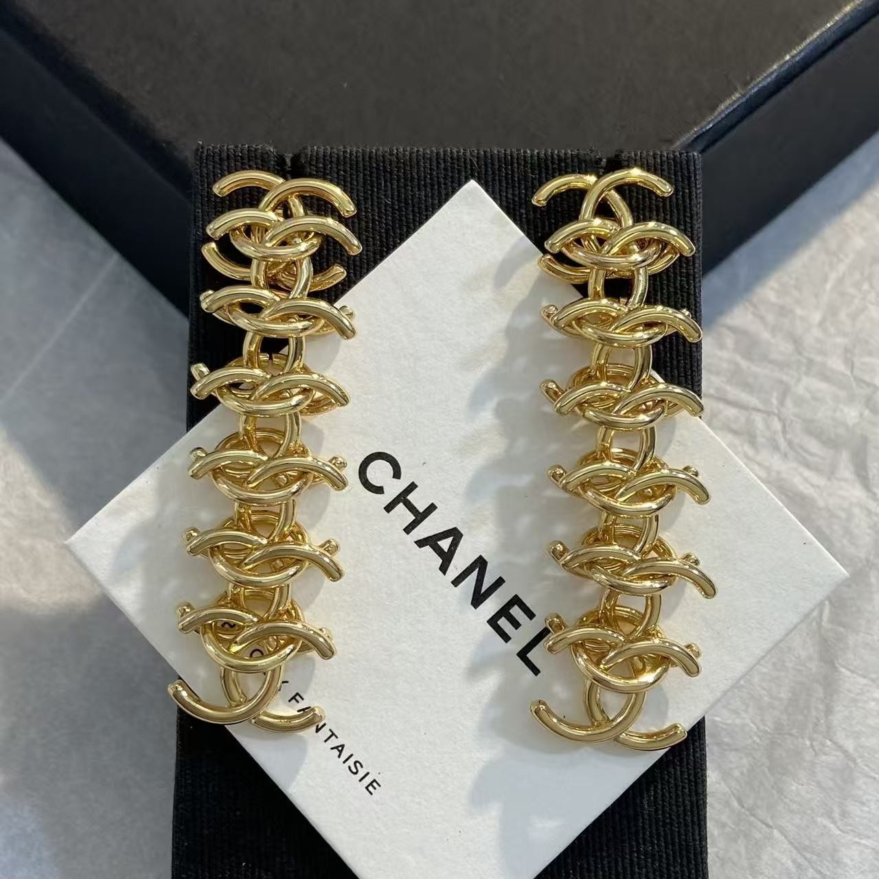 <p>CHANEL 金色多C重叠耳环</p>