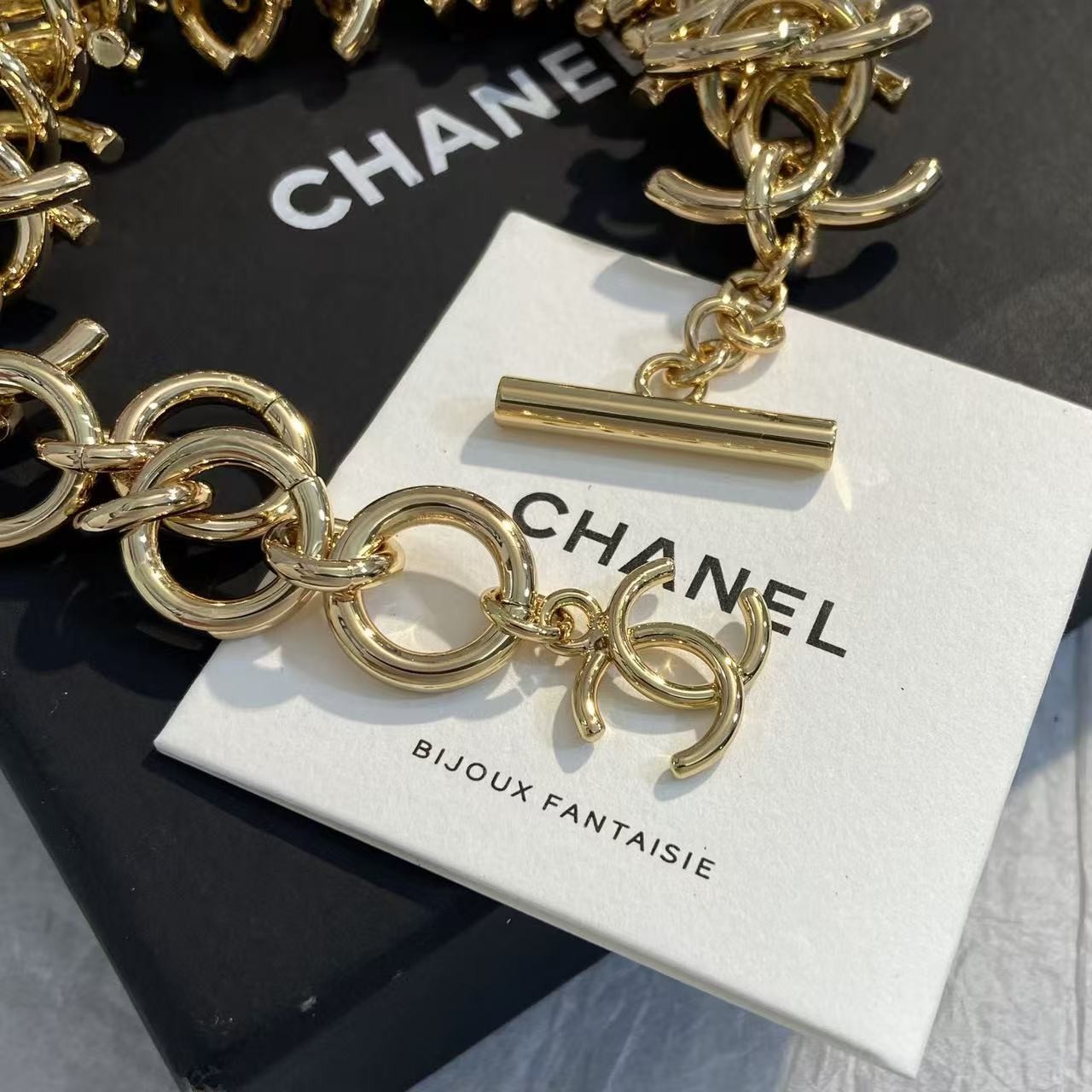 <p>CHANEL 金色多c重叠手链</p>