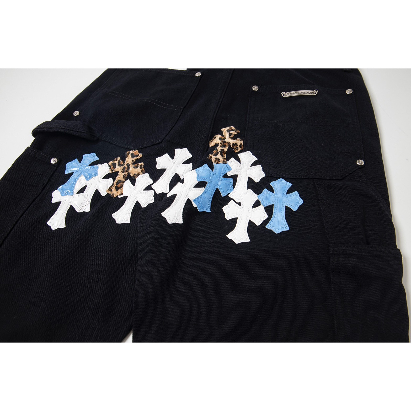 <p>CHROME HEARTS 工装伐木大十字架拼皮牛仔裤(1719#)</p>