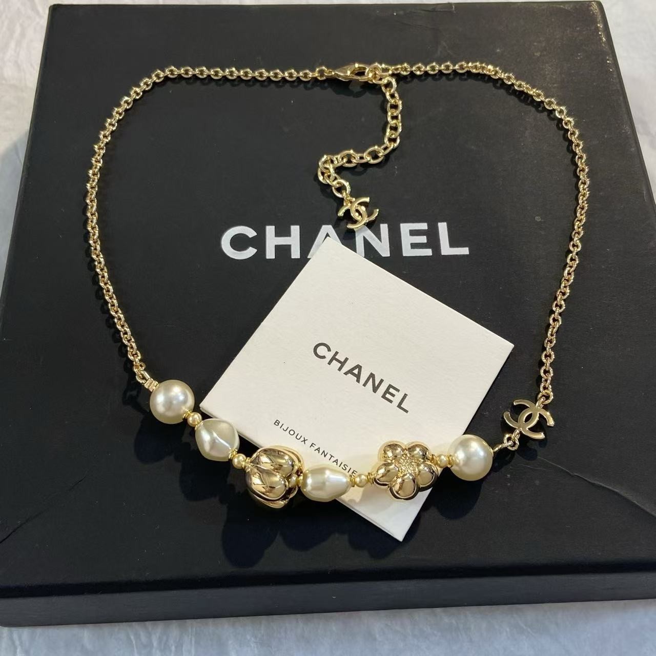 <p>CHANEL 珍珠花朵项链</p>