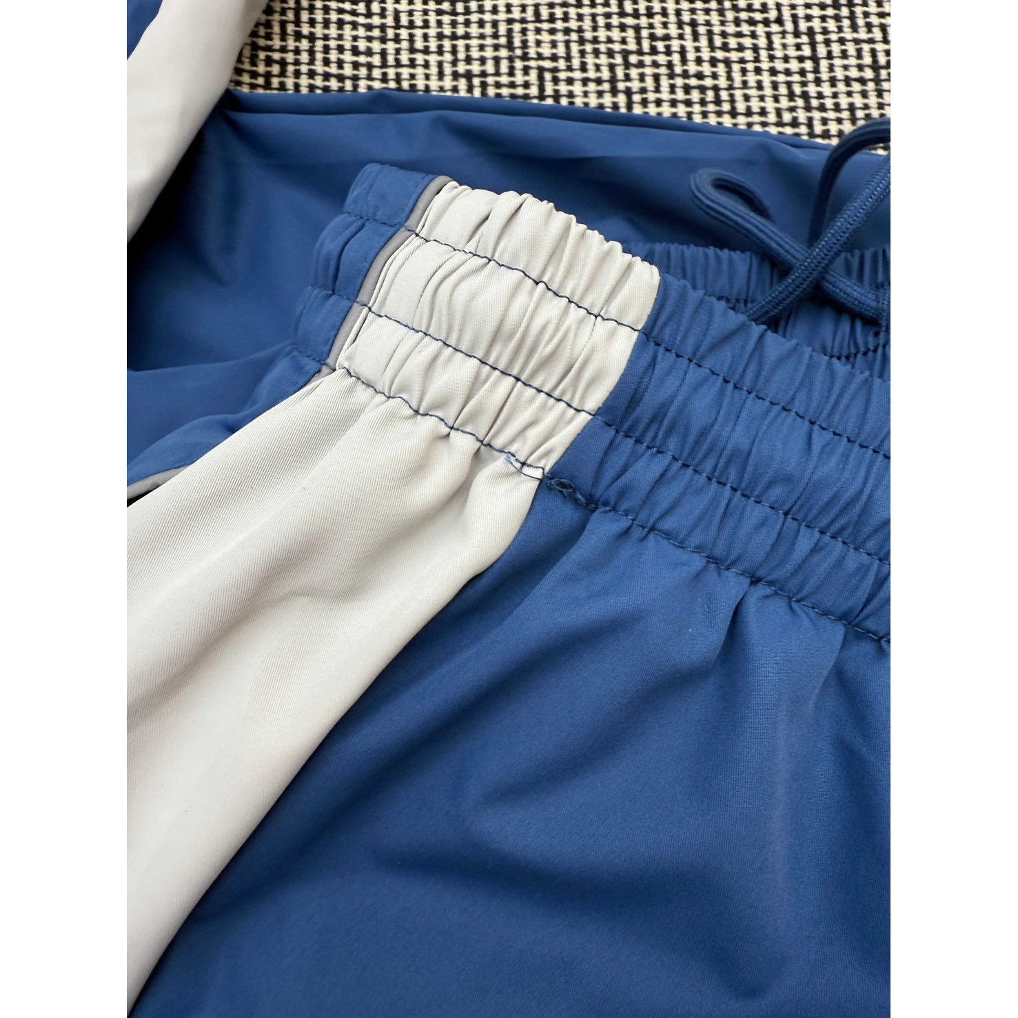 <p>Balenciaga 环圈字母刺绣撞色运动长裤(藍)</p>