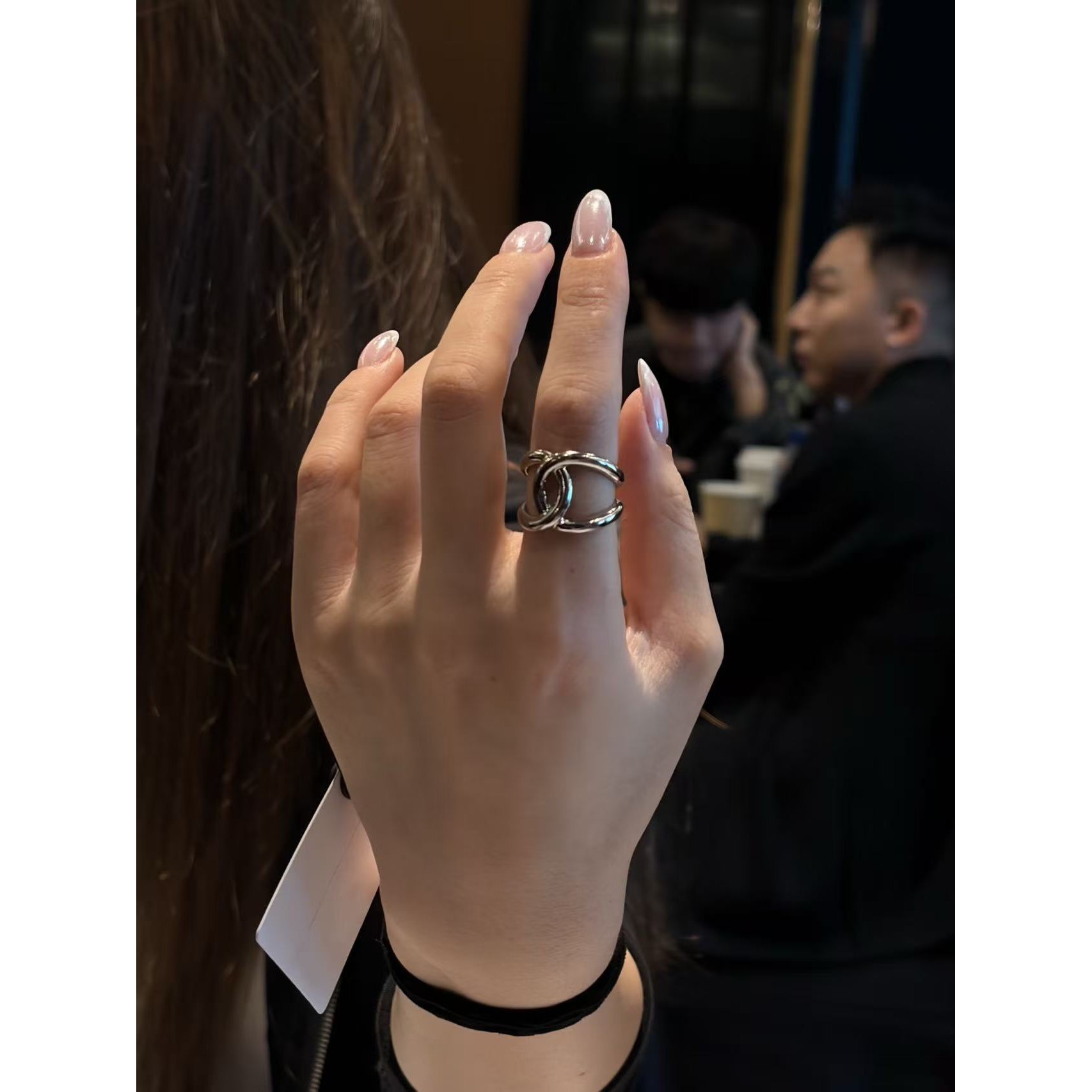 <p>CHANEL 镂空双c戒指</p>