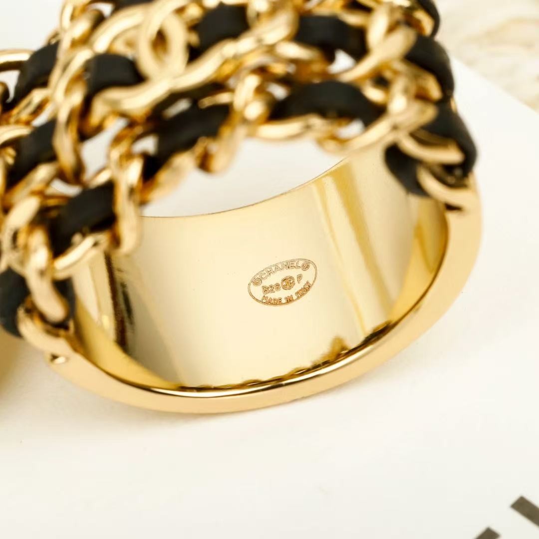 <p>CHANEL&nbsp;穿皮链双c戒指</p>