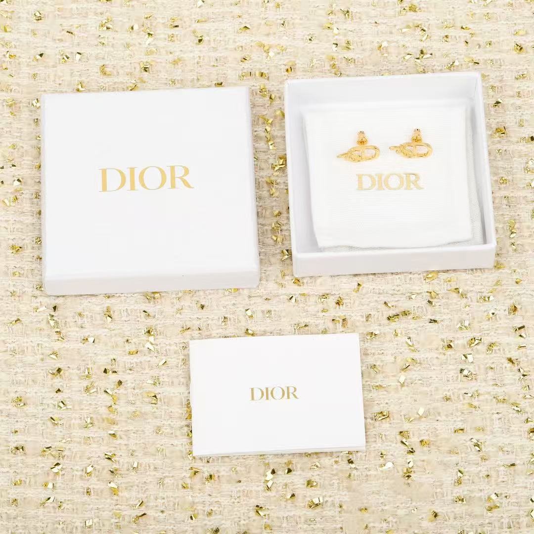 <p>DIOR&nbsp;蜜蜂耳钉</p>