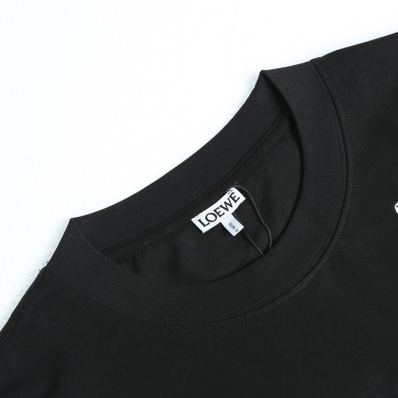 <p>LOEWE &nbsp;logo绣花短袖T恤(黑)</p>