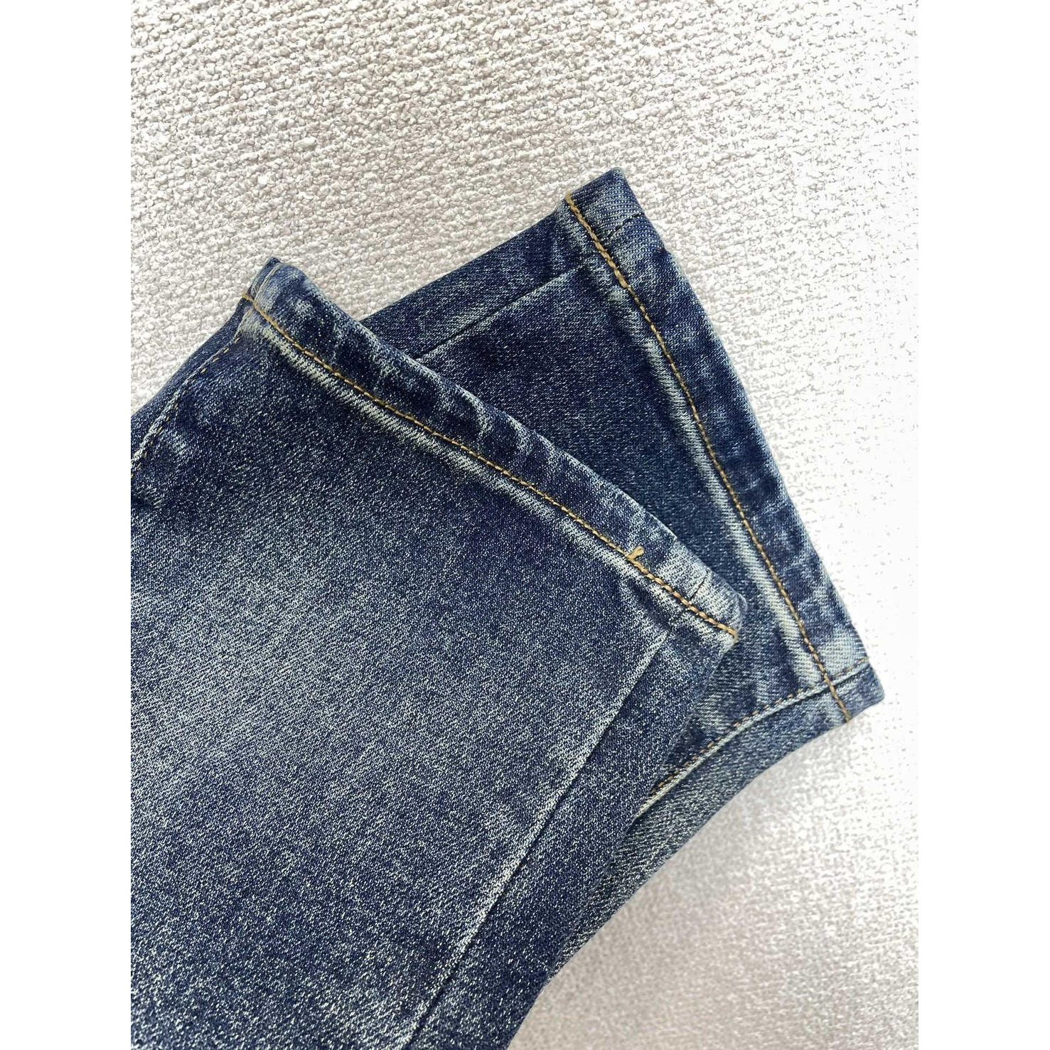<p>LV 休闲牛仔裤</p>