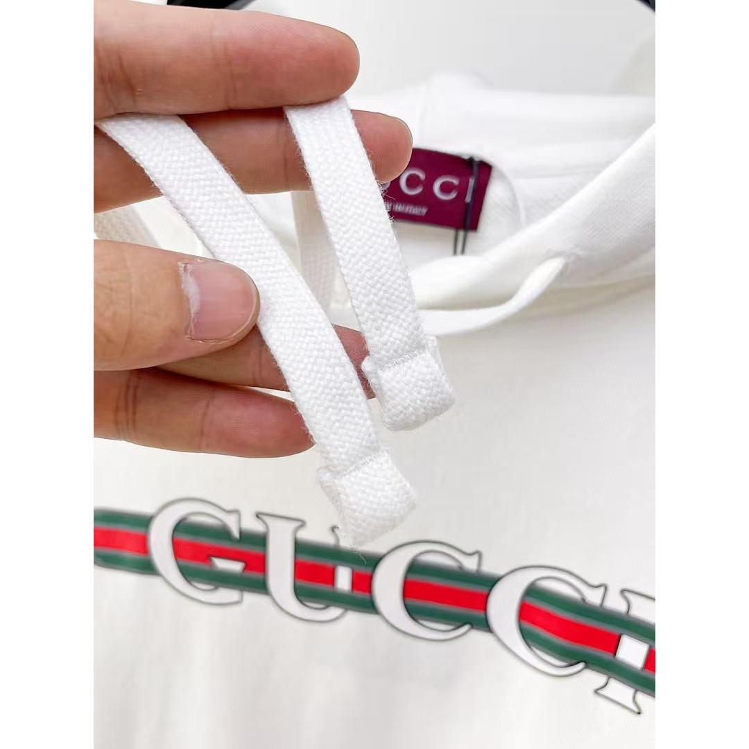<p>CUGGI 连帽卫衣(白)</p>
