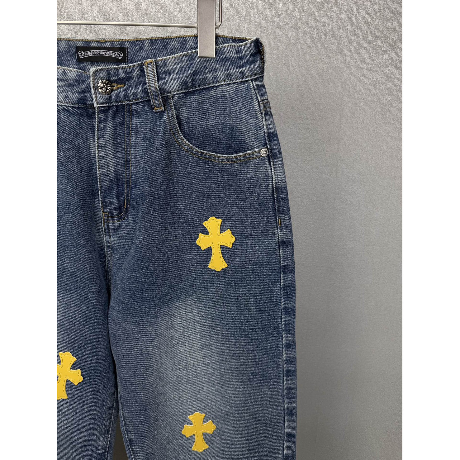 <p>CHROME HEARTS 黄色十字架拼皮情侣款水洗宽松牛仔裤</p>