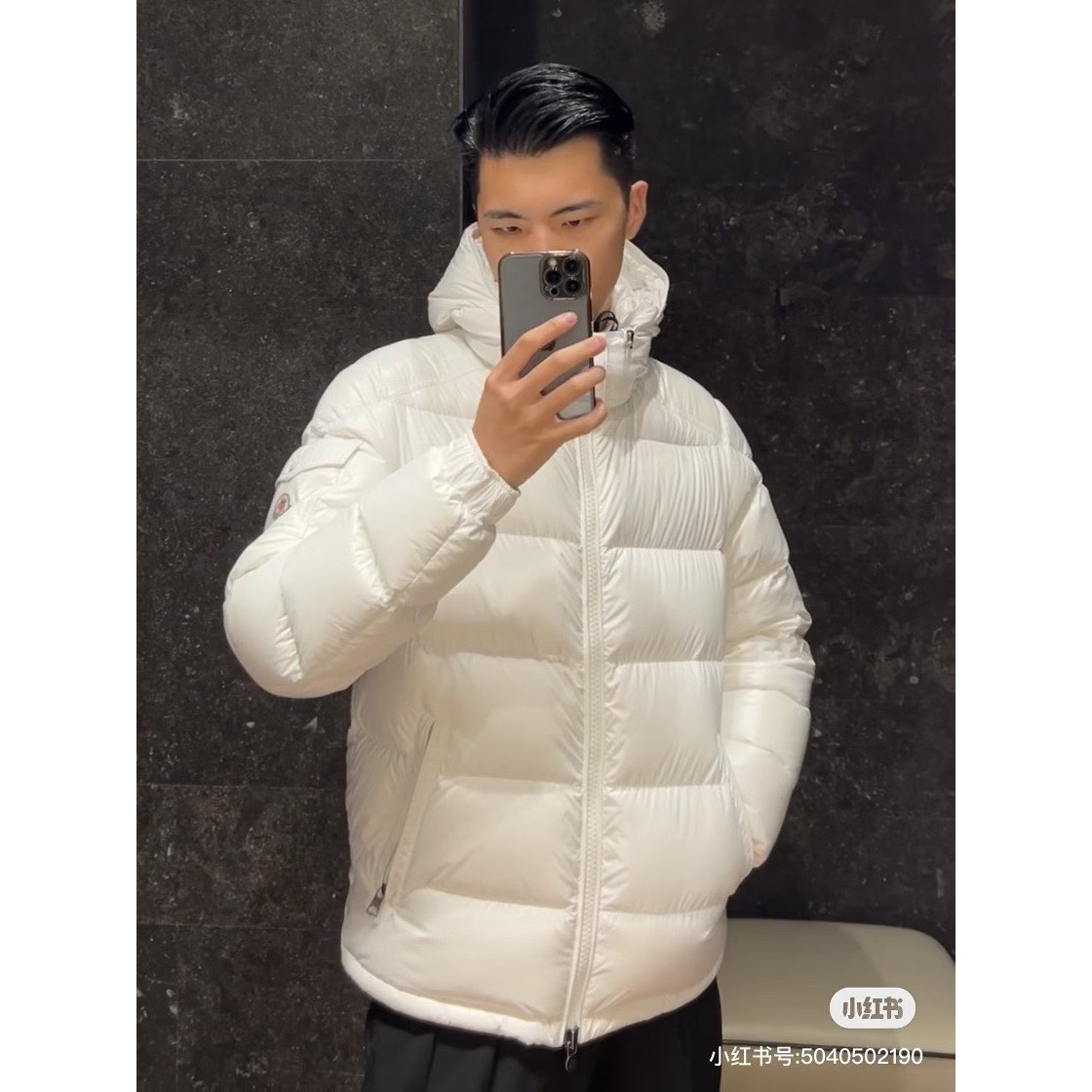 <p>Moncler 羽绒服 (白)</p>