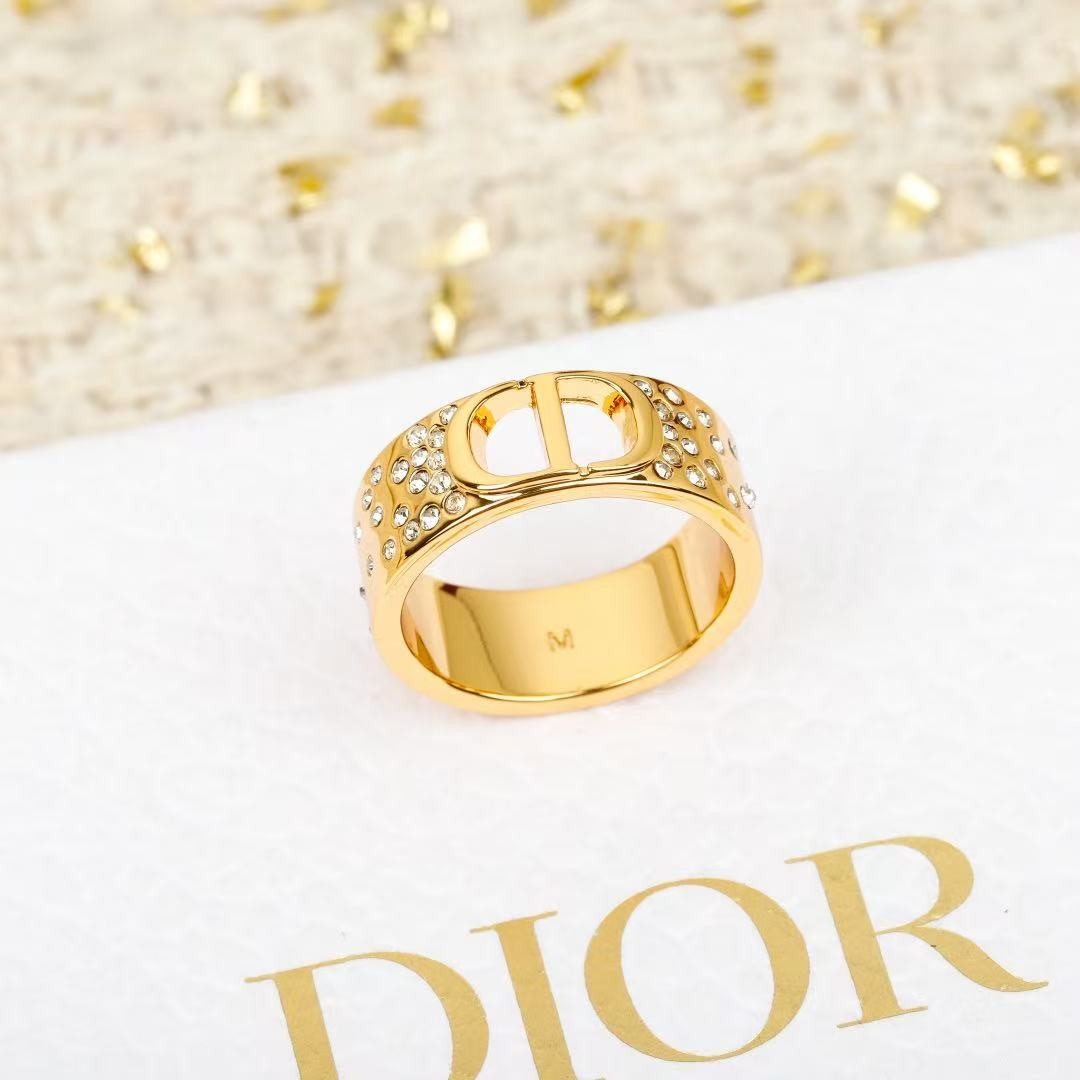 <p>DIOR&nbsp; CD水钻戒指</p>