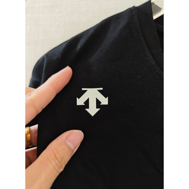 <p>DESCENTE 短袖T恤(黑)</p>