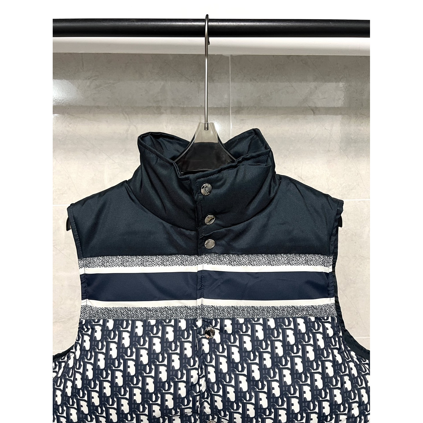 <p>Dior 千鸟格满印双面穿羽绒马甲</p>