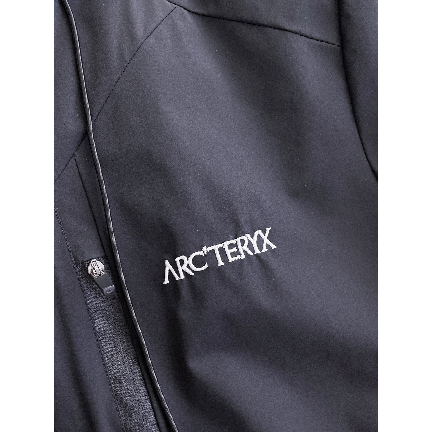 <p>Arc'teryx 男士夹克外套(黑)</p>
