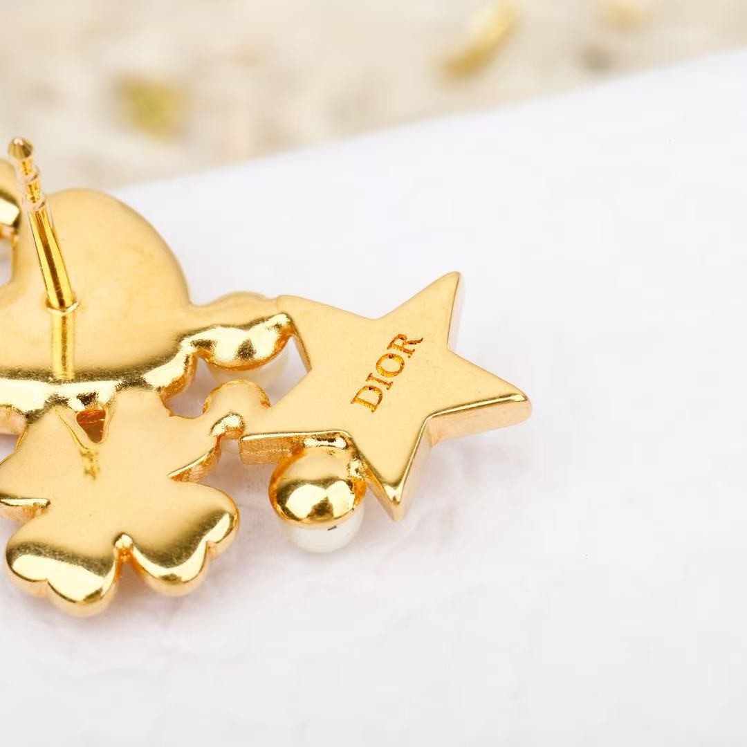 <p>DIOR&nbsp;珍珠星星四叶草爱心CD耳钉</p>