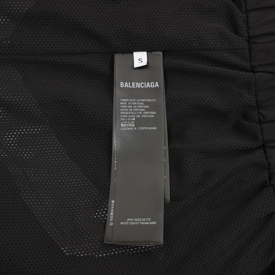 <p>Balenciaga 拼接徽标夹克外套(黑)</p>