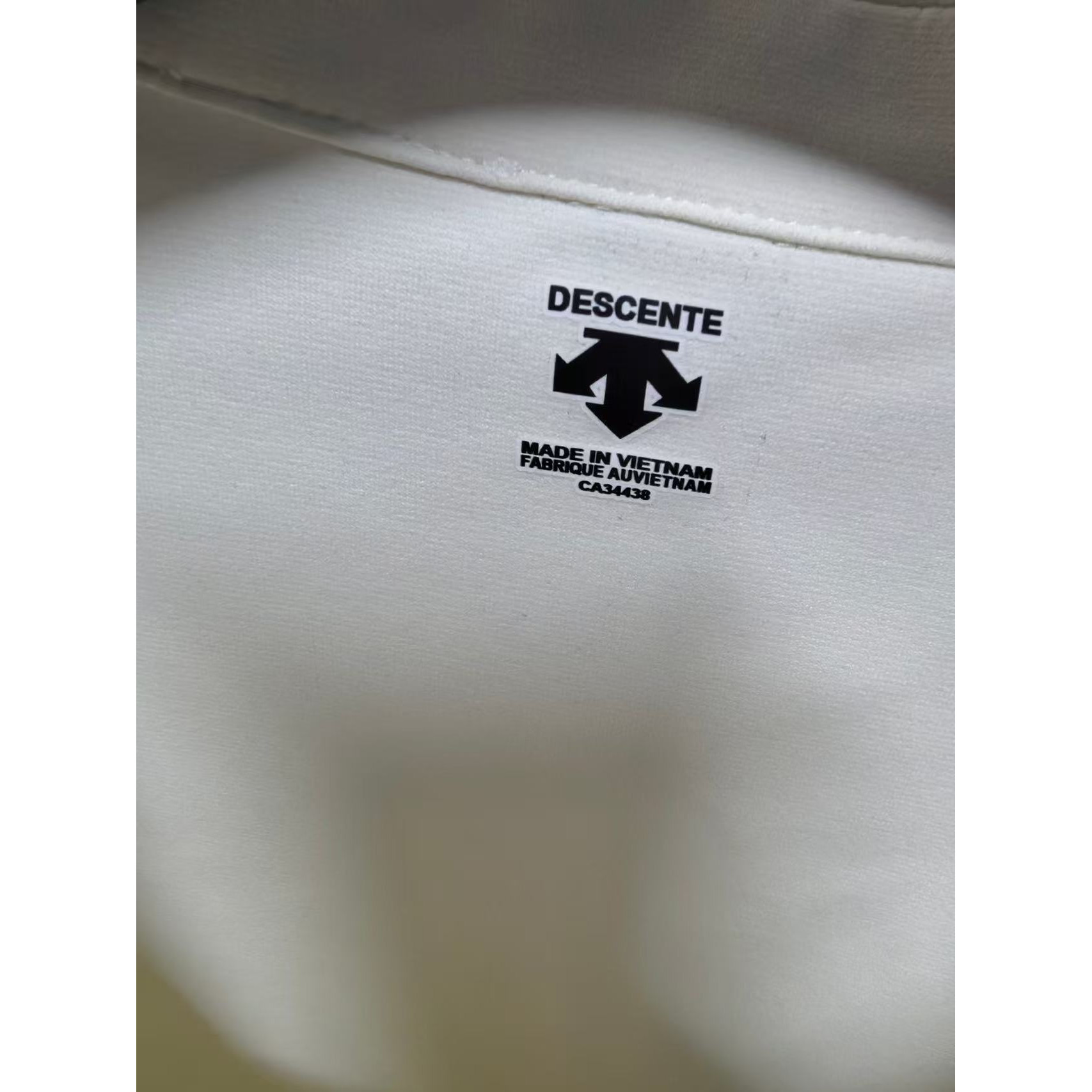<p>Descente 翻领长袖打底(米白)</p>