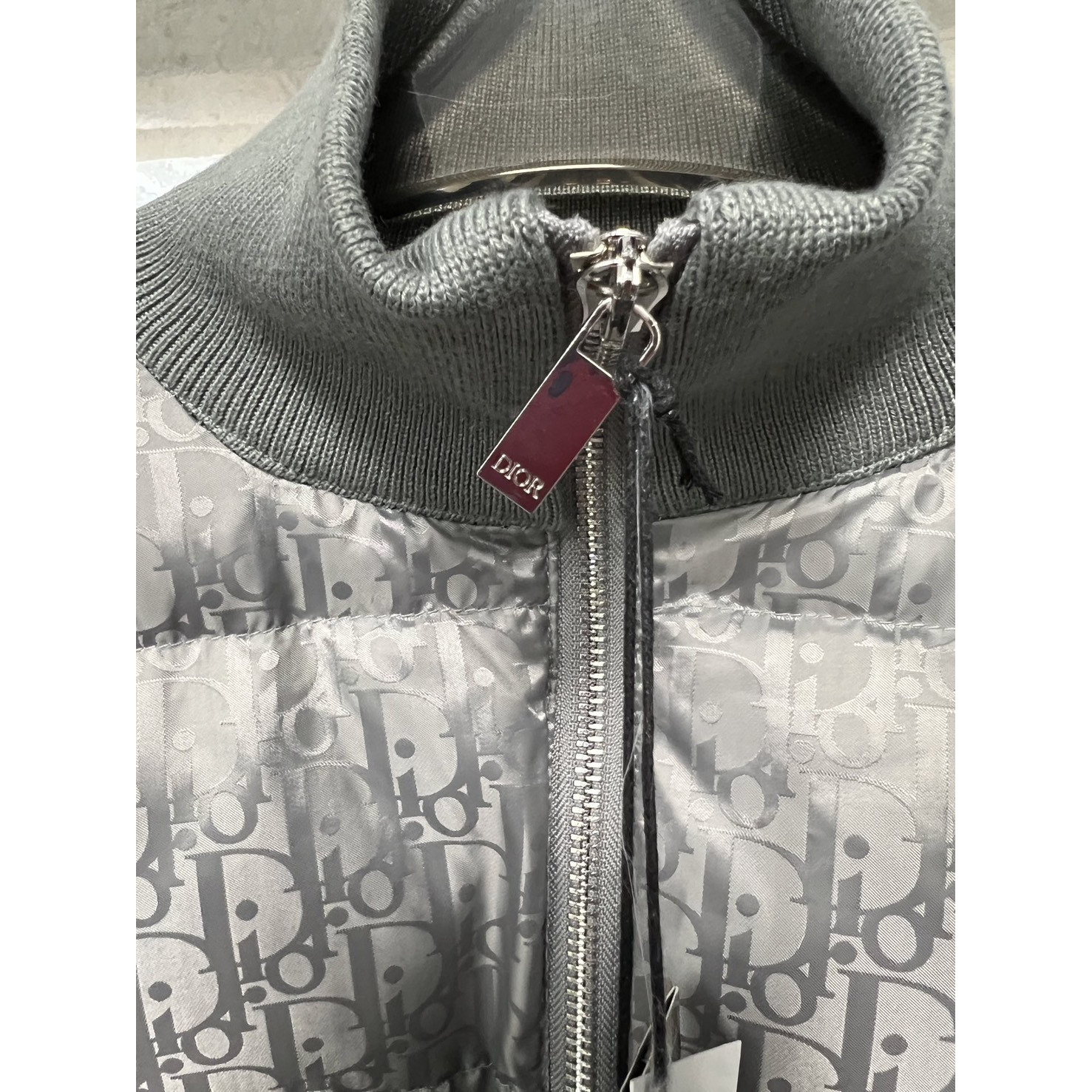 <p>Dior 经典针织羽绒款(深灰色)</p>

<p>&nbsp;</p>