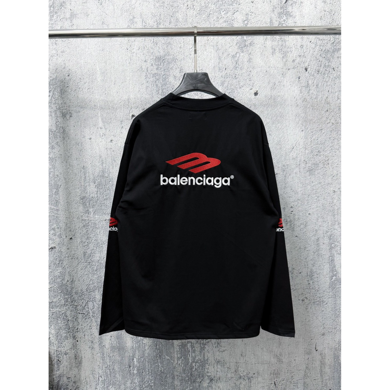 <p>BALENCIAGA Logo刺绣长袖(黑)</p>