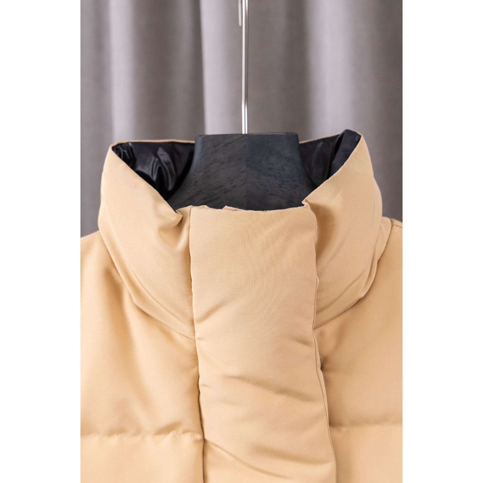 <p>Canada Goose Junction Cropped Puffer 2066 短款羽绒服(卡其色 )</p>