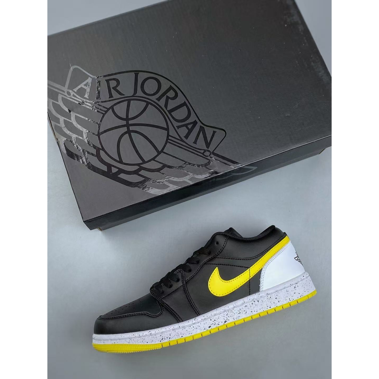<p>Nike AIR JORDAN 1LOW G &nbsp;AJ1 乔1 低帮文化休闲板鞋(黑)</p>