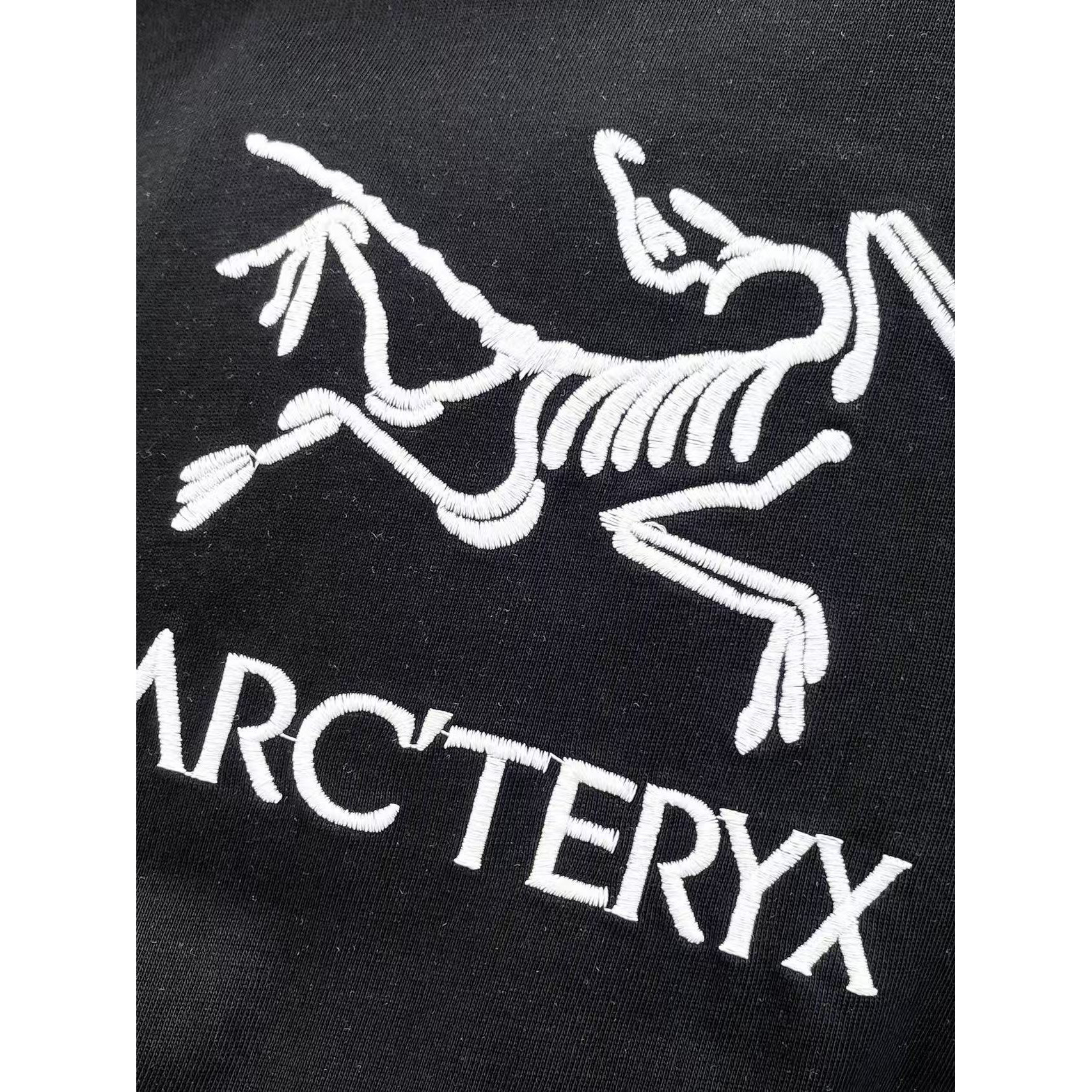 <p>Arc'teryx 专柜新款短袖T恤(黑)</p>