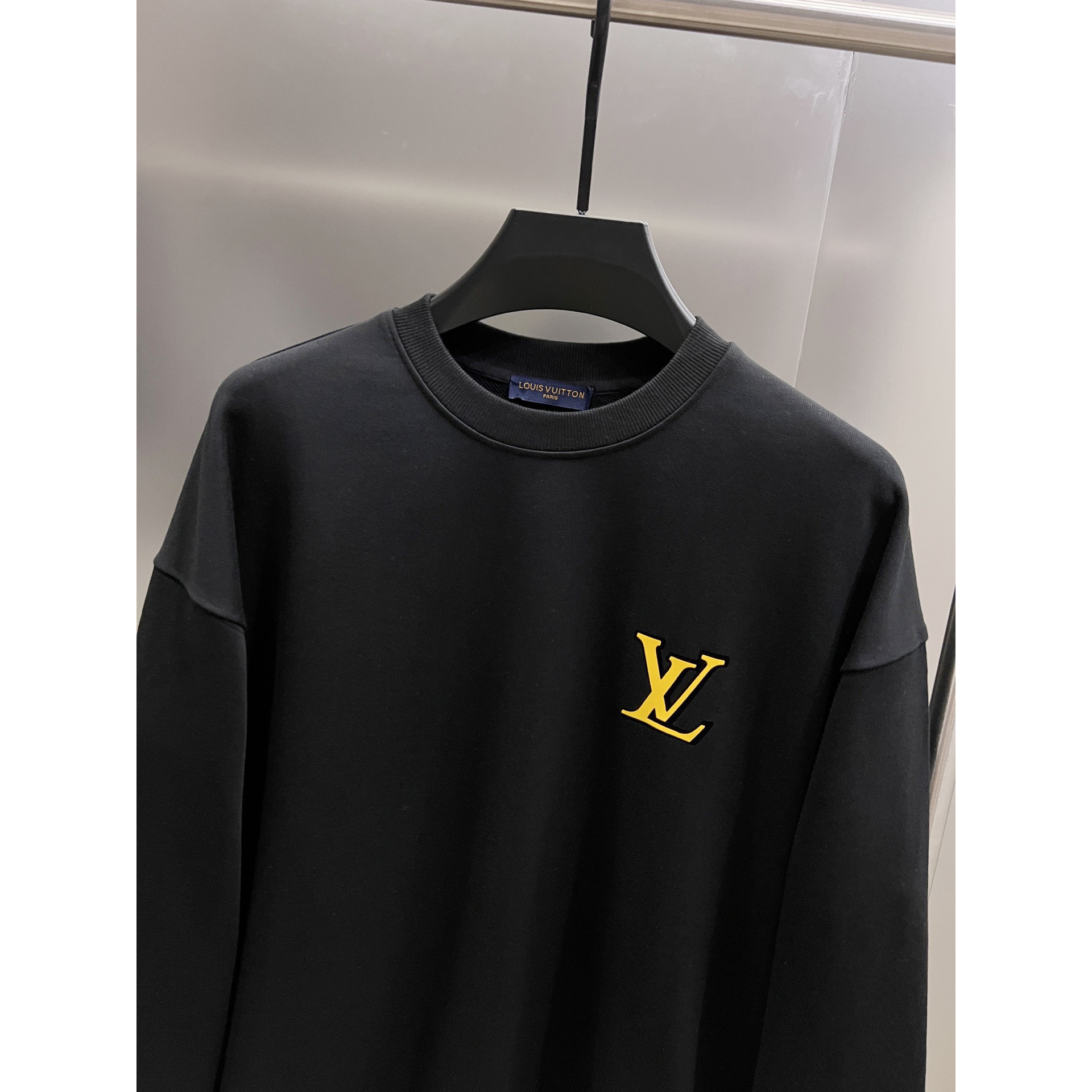 <p>LV 圆领长袖卫衣(黑)</p>