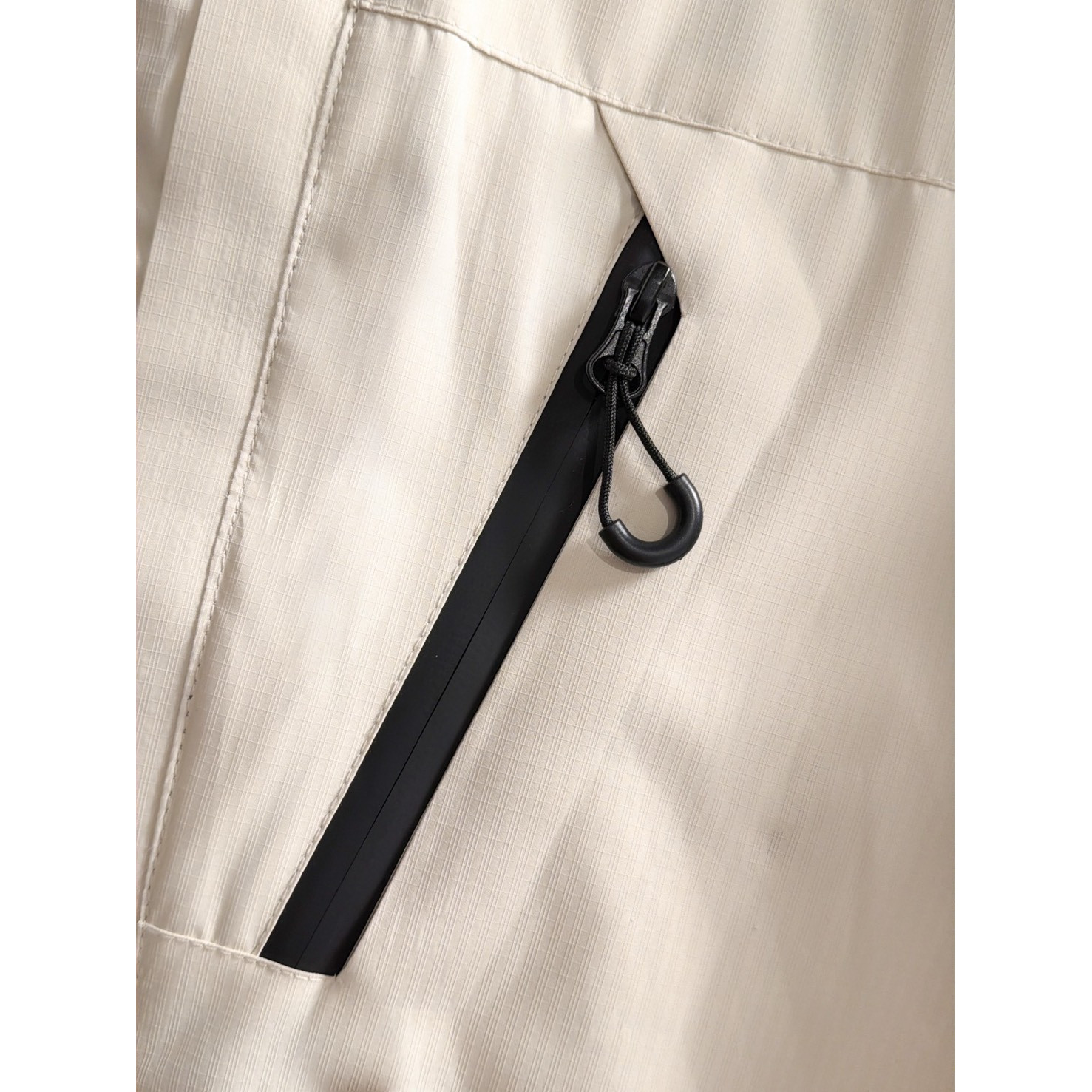 <p>DIOR&nbsp;最新款拉链风衣冲锋衣防水夹克外套</p>