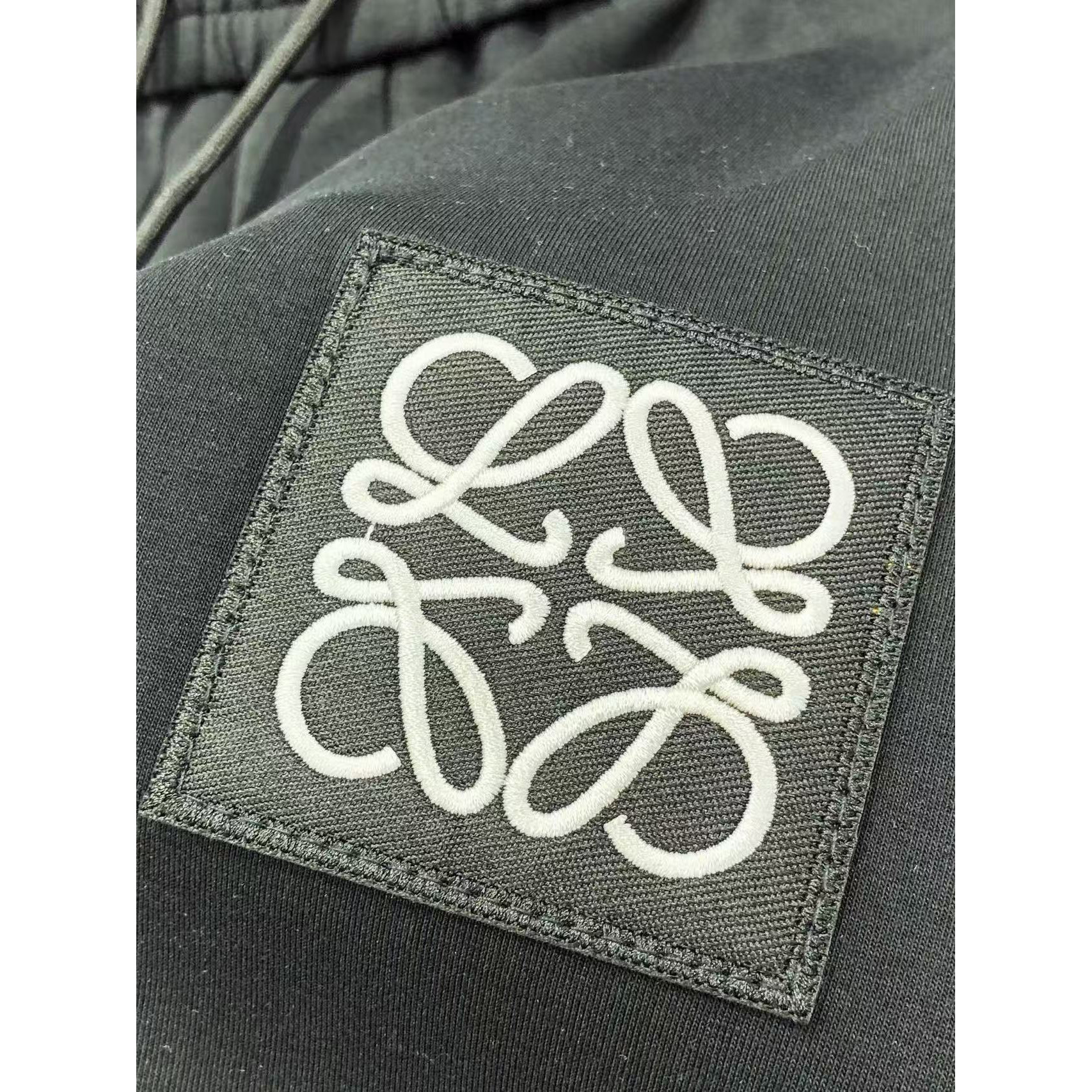 <p>LOEWE&nbsp;高品质时尚休闲裤(782974)</p>