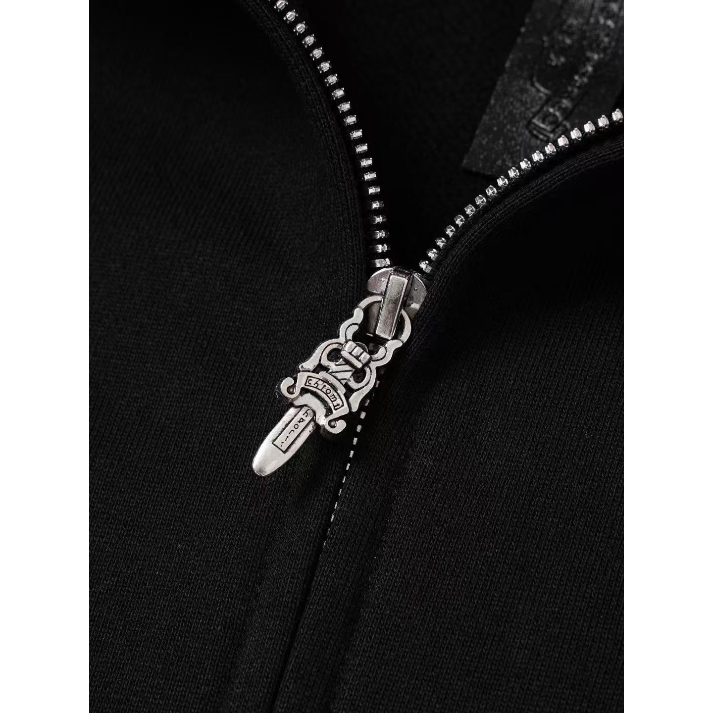 <p>CHROME HEARTS 三花十字架皮标拉链连帽外套(黑)</p>