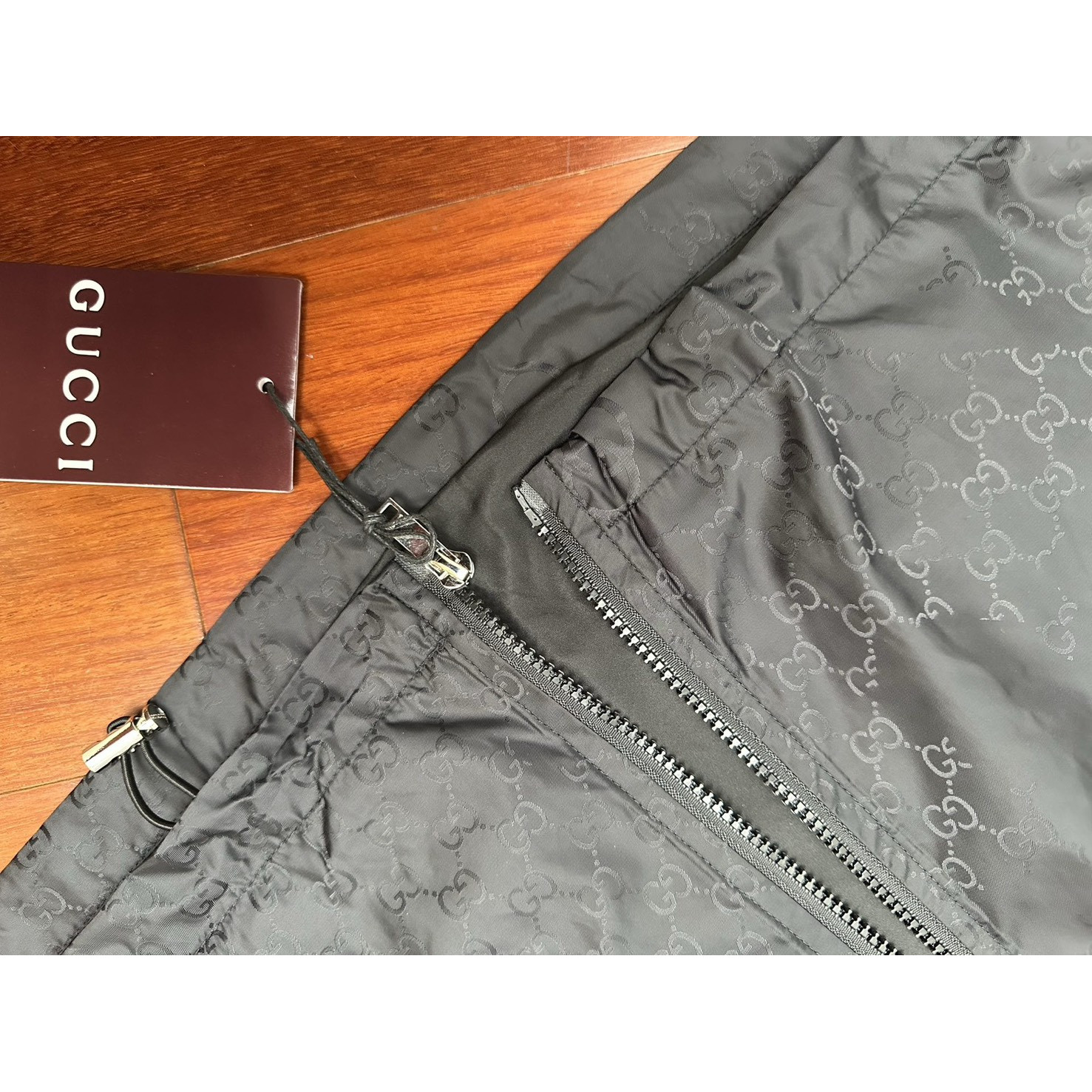 <p>GUCCI 织带Logo暗纹GG连帽防风夹克</p>