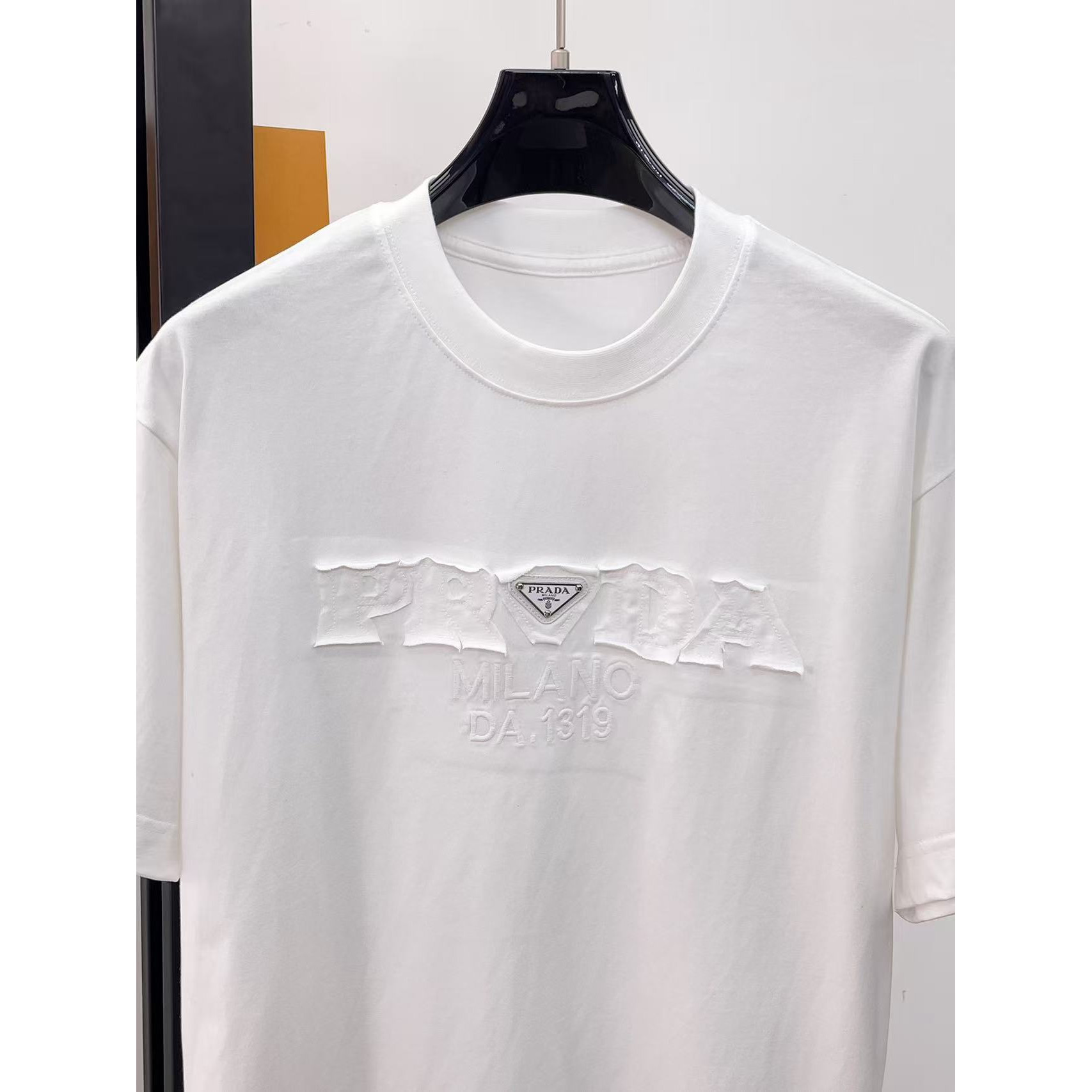 <p>PRADA&nbsp;专柜新款短袖T恤(白)</p>