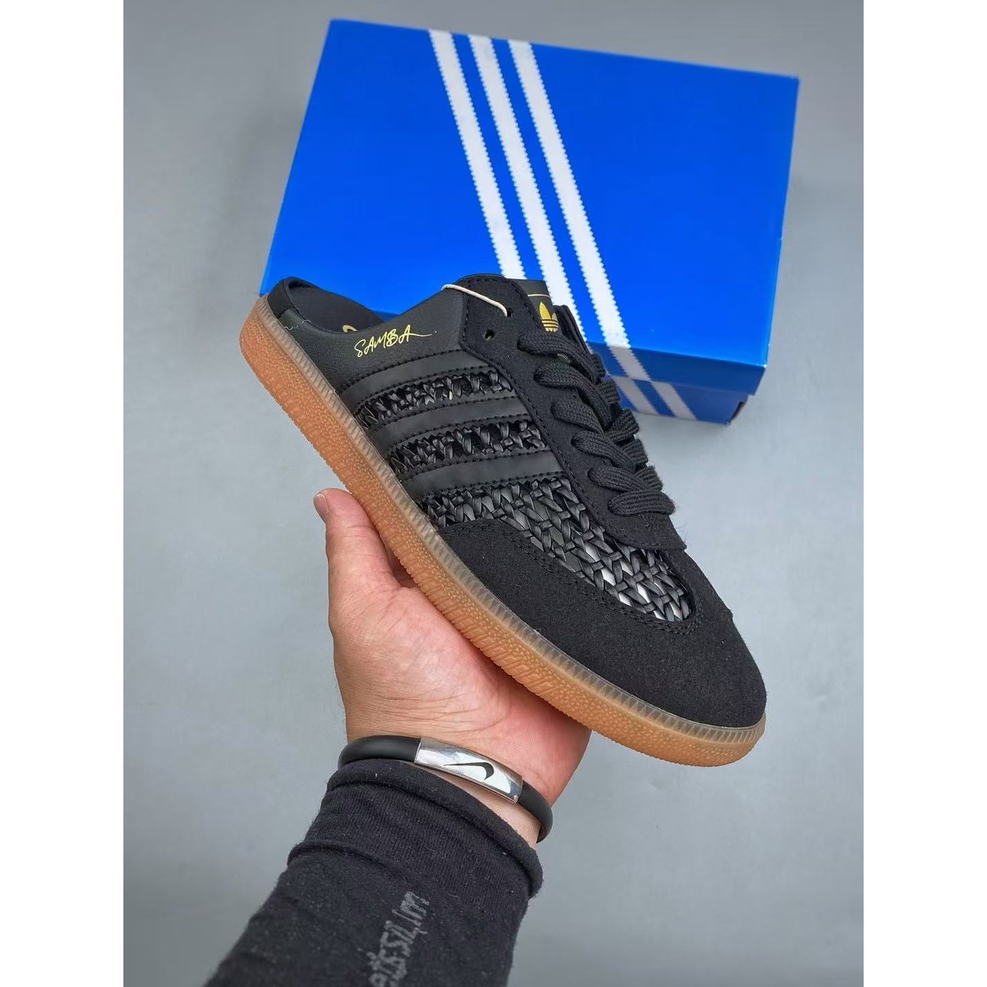 <p>Adidas&nbsp; 包头拖鞋(黑)</p>