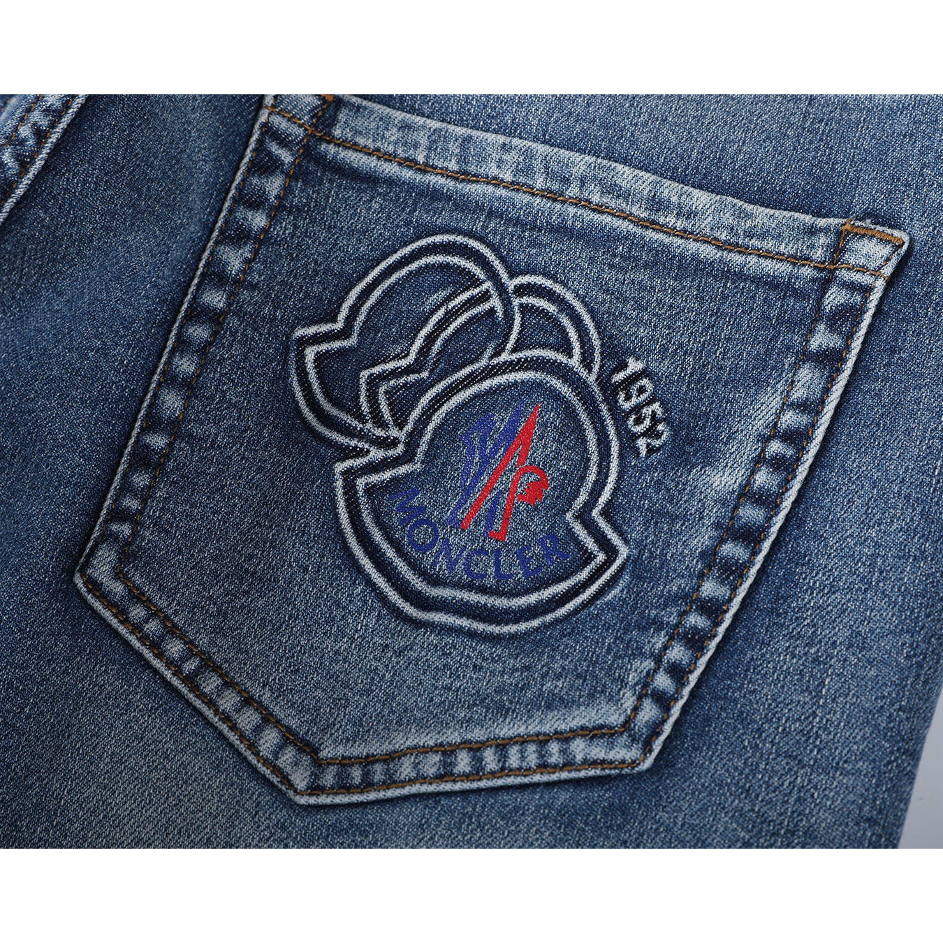 <p>MONCLER&nbsp;直筒牛仔裤(5039#)</p>