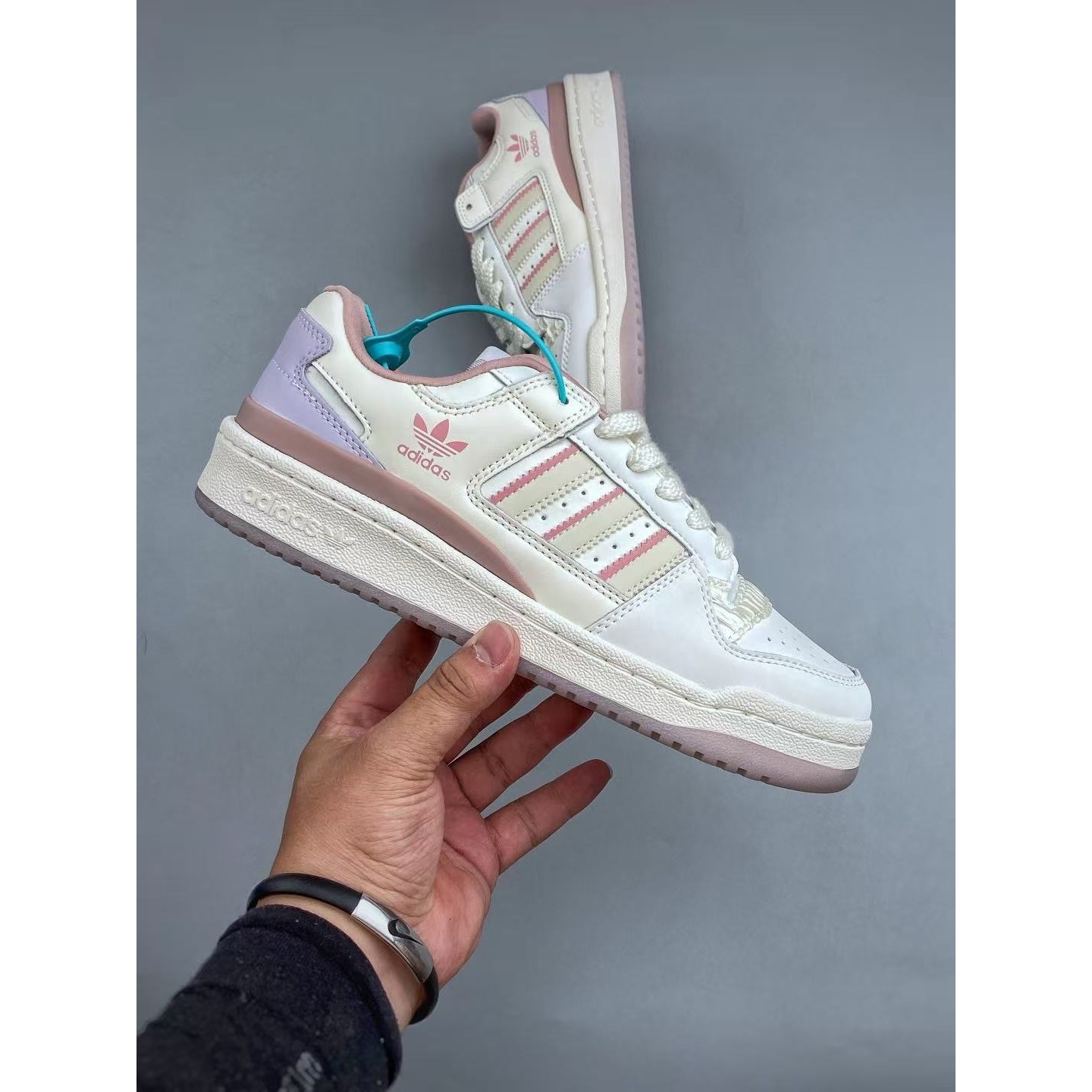 <p>Adidas Originals FORUM 潮流休闲鞋</p>