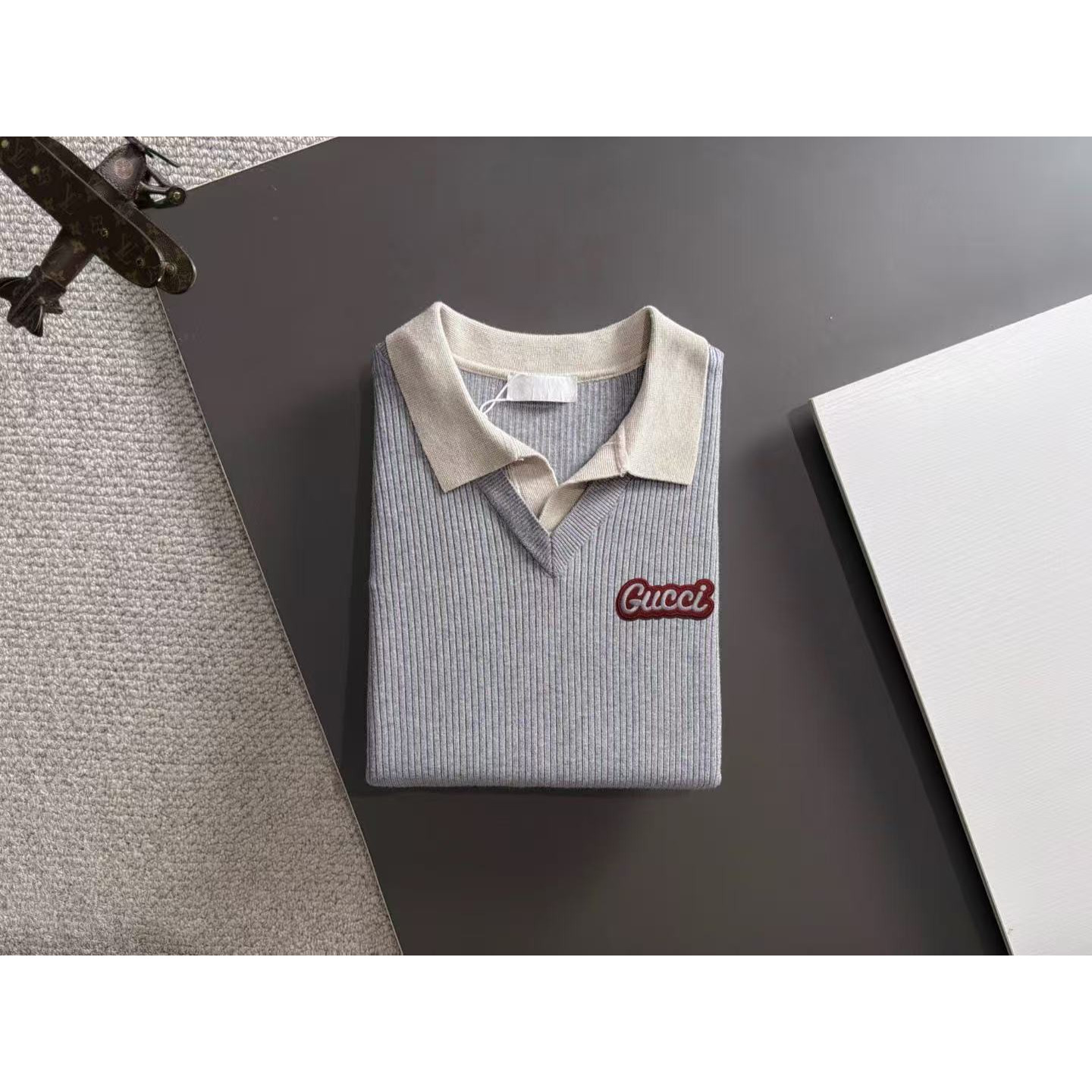 <p>GUCCI 秋冬官网最新毛衣(灰)</p>