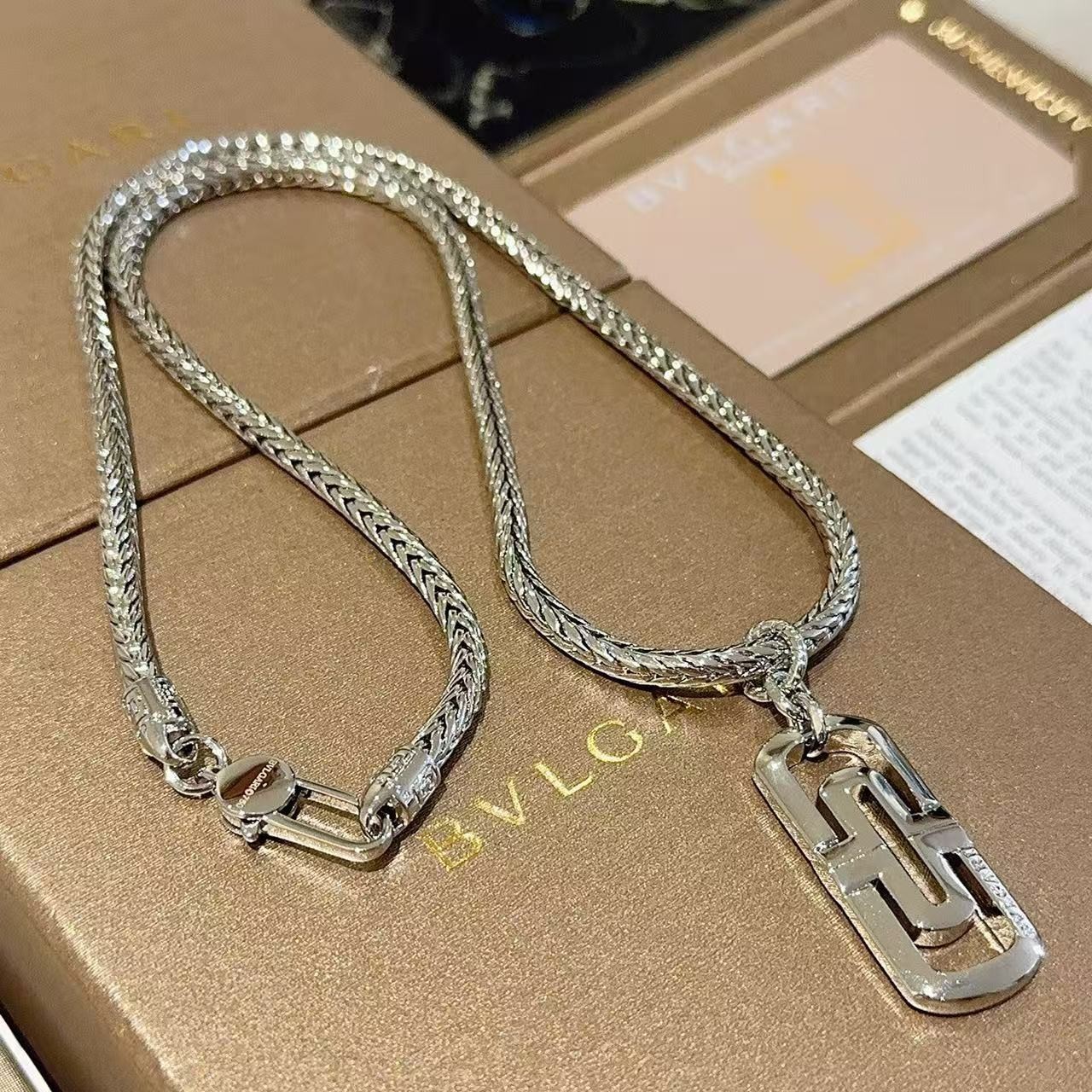 <p>BVLGARI&nbsp;项链</p>