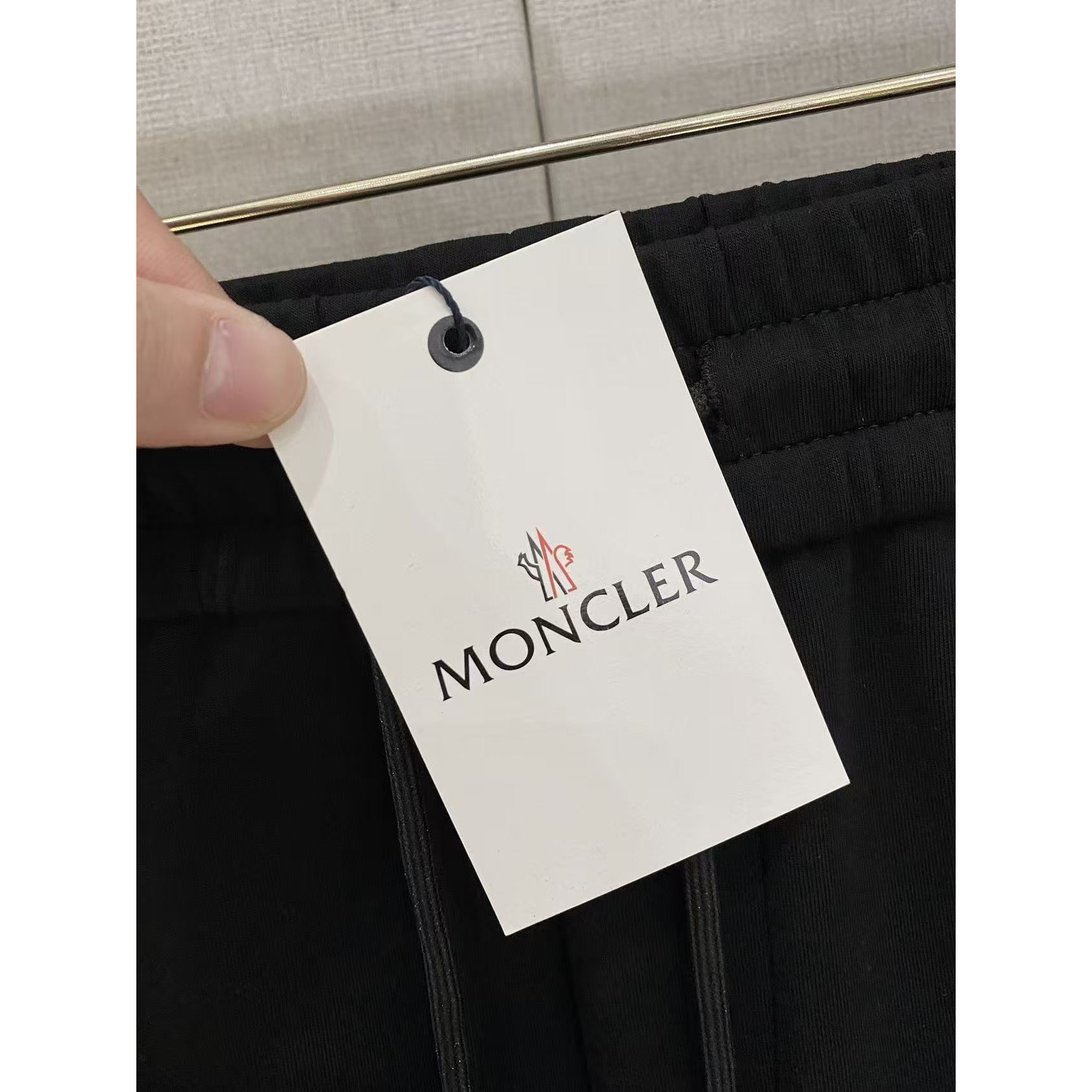 <p>MONCLER 男士长裤(782464)</p>