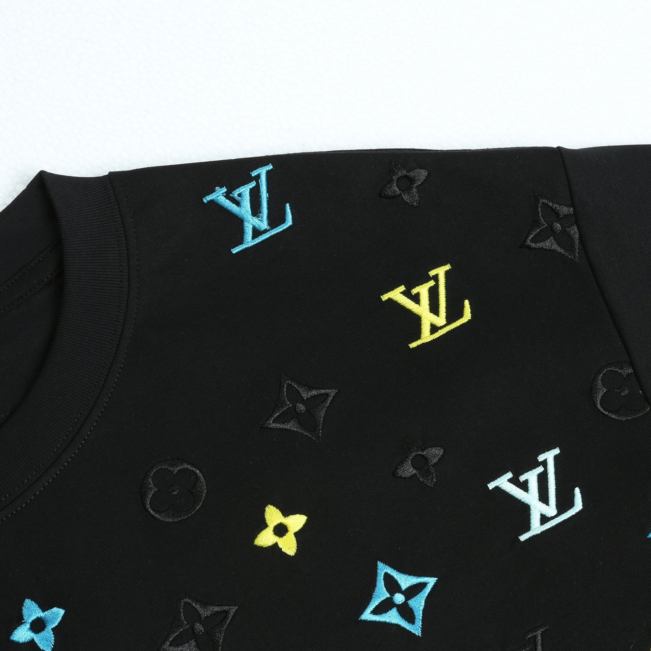 <p>LV &nbsp;logo绣花短袖T恤(黑)</p>