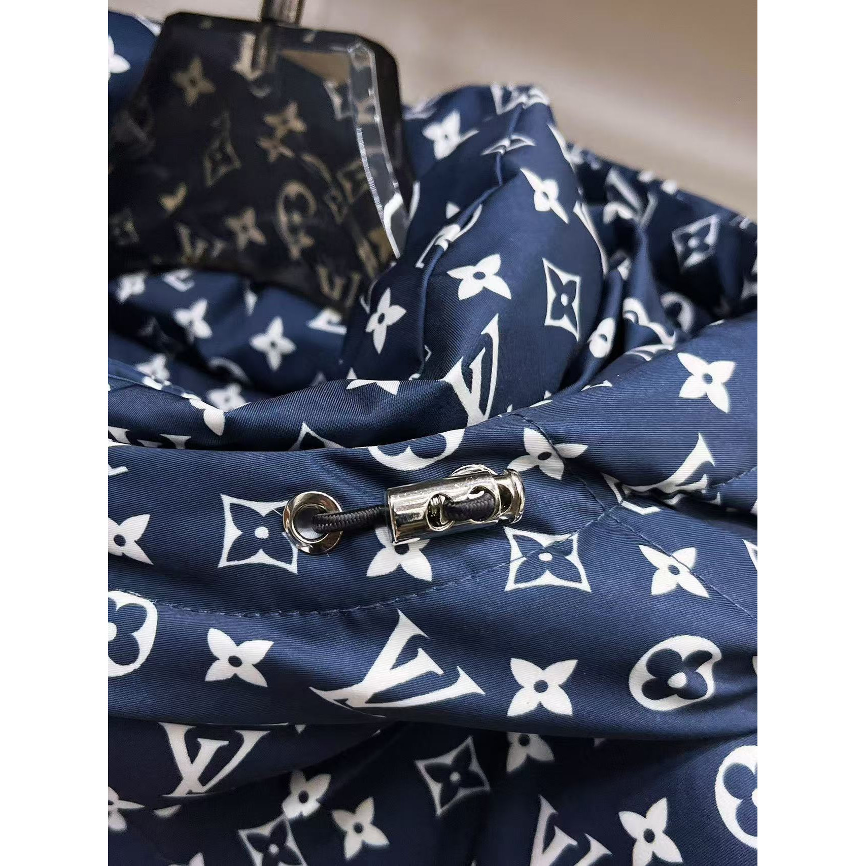 <p>LV 秋冬新款羽绒服(藍)</p>