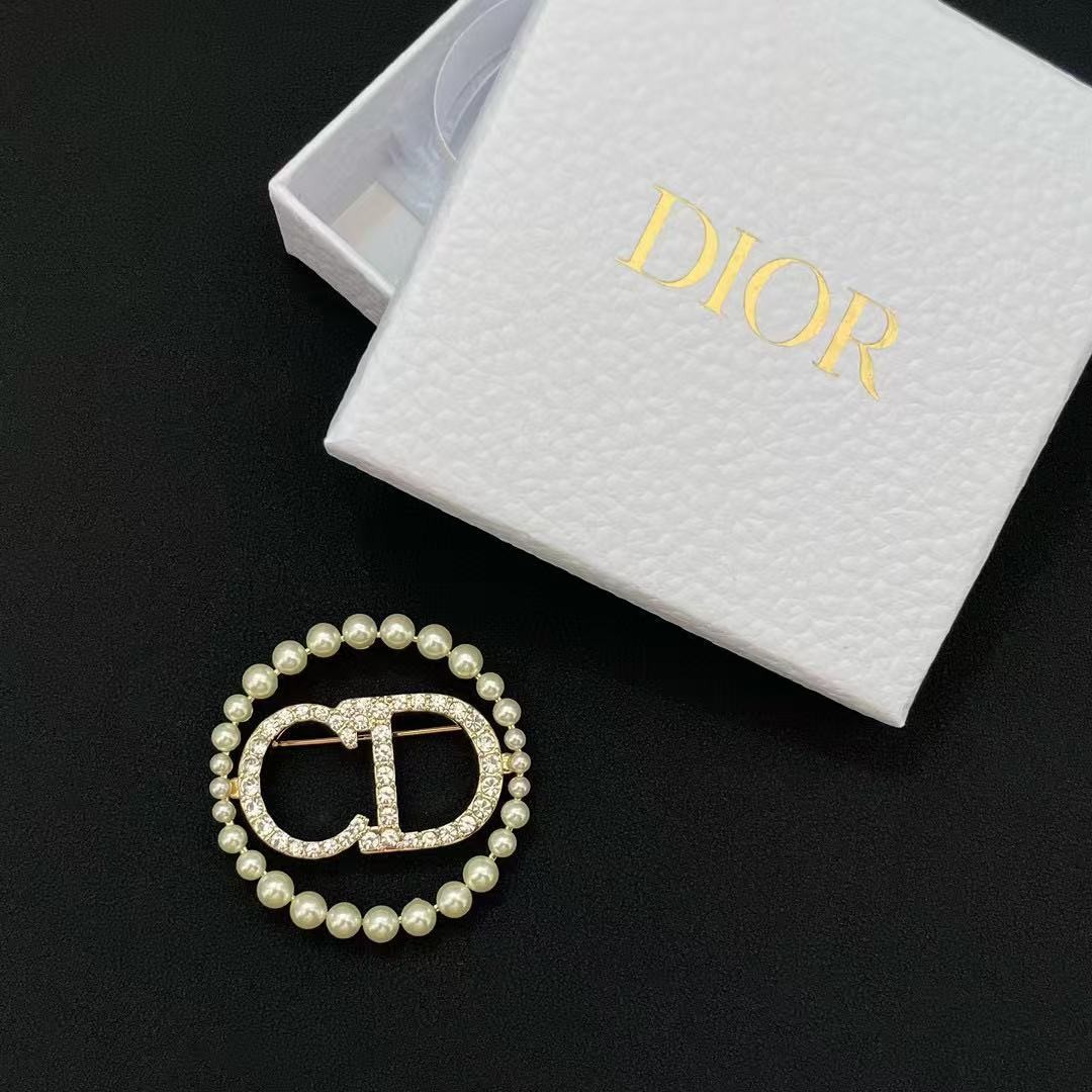 <p>DIOR&nbsp;珍珠胸针</p>