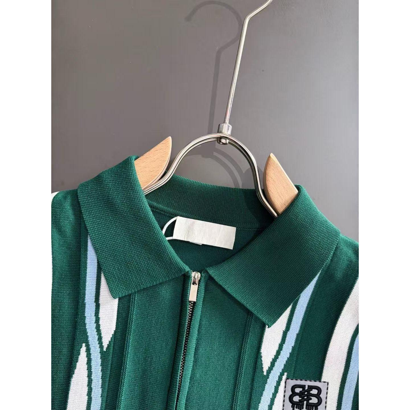 <p>Balenciaga 男款短袖T恤(786931)</p>