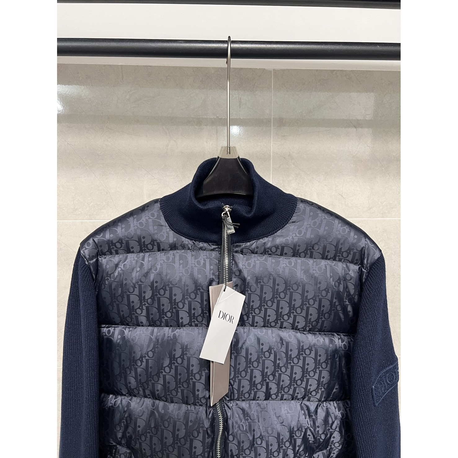 <p>Dior 经典针织羽绒款(藏青色)</p>