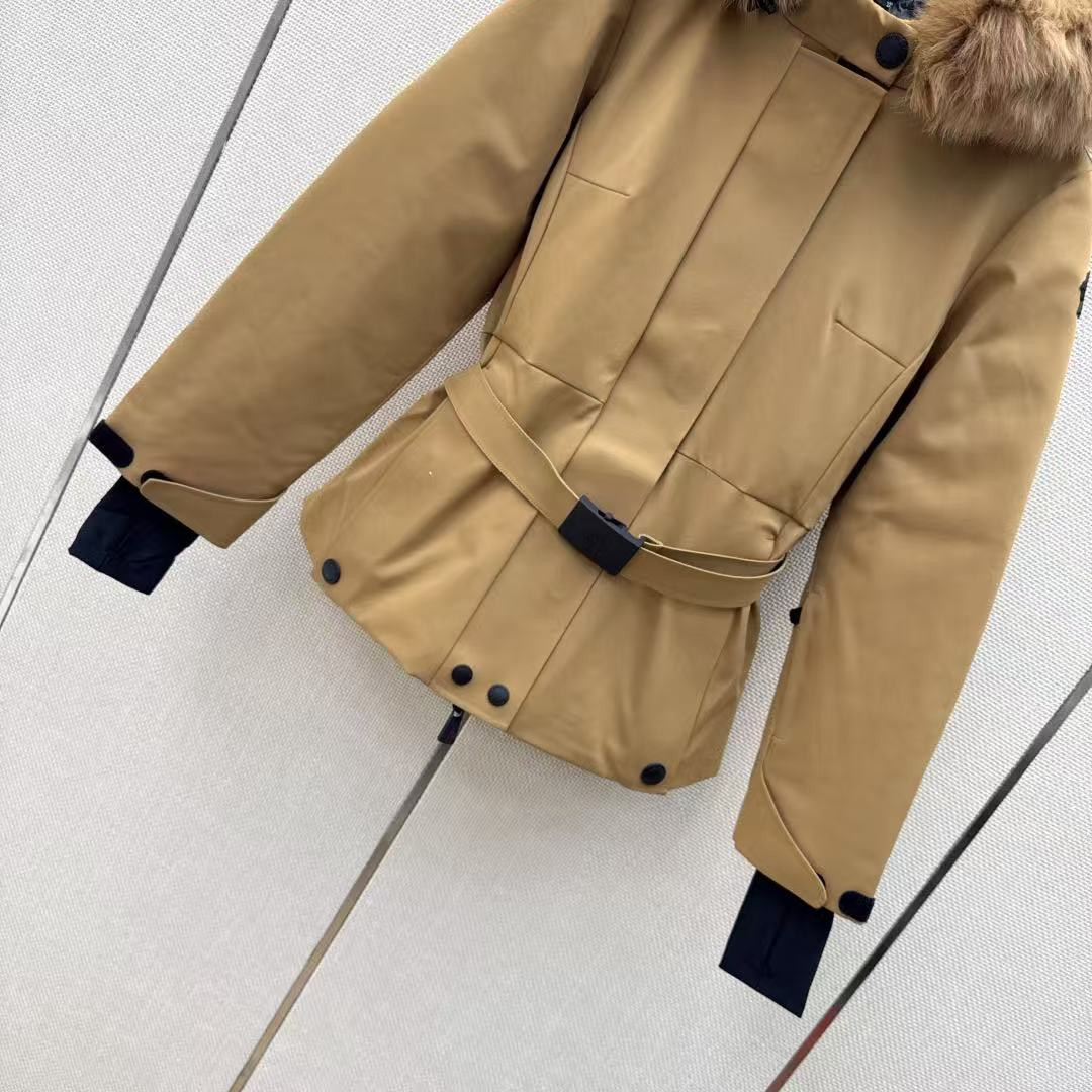 <p>MONCLER 经典Celac短款收腰羽绒滑雪服(卡其)</p>
